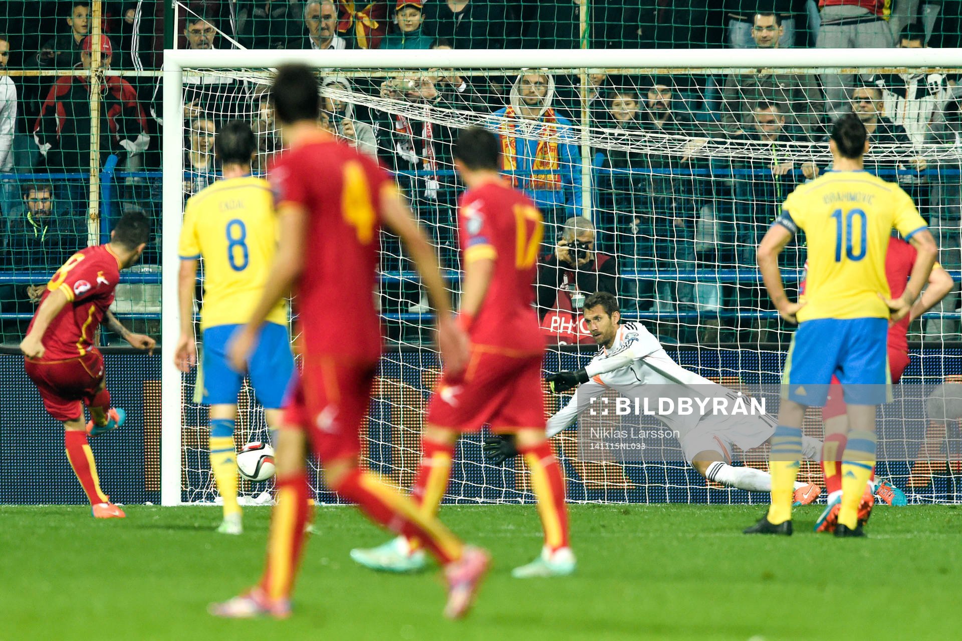 Montenegros Stevan Jovetic kvitterar till 1-1 på straff