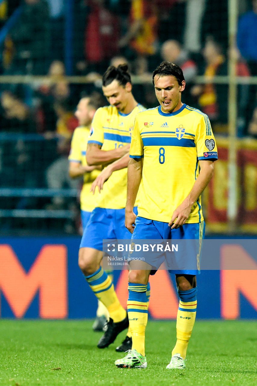 Sveriges Zlatan Ibrahimovic och Albin Ekdal  deppar