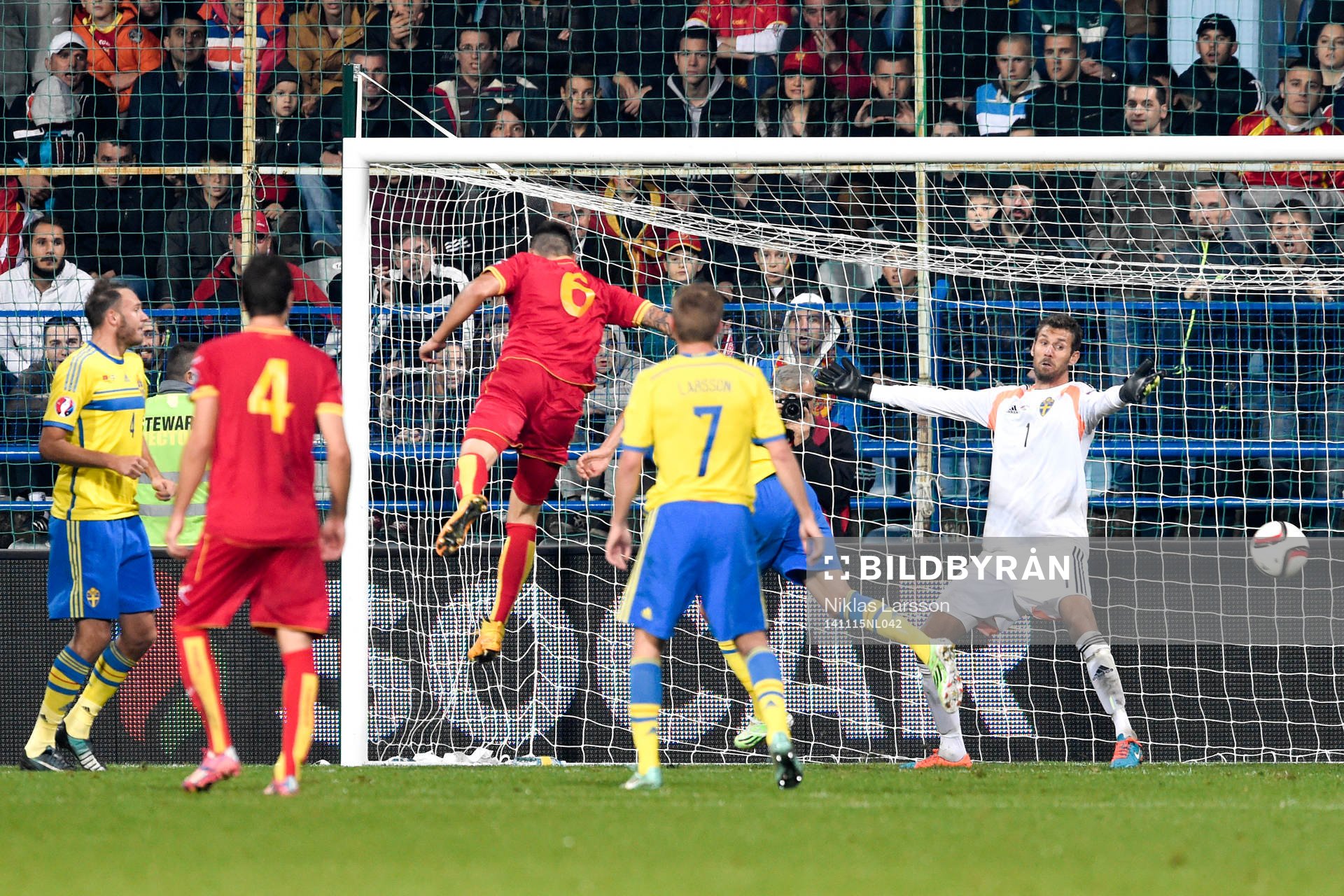 Montenegros Zarko Tomasevic har en farlig chans framför Sveriges målvakt Andreas Isaksson under EM-kvalmatchen i fotboll mellan Montenegro och Sverige den 15 november 2014 i Podgorica, Montenegro.