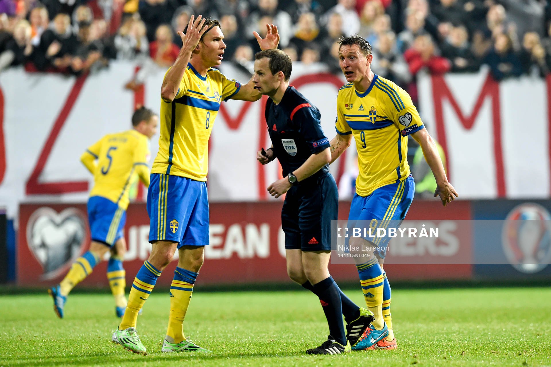 Sveriges Albin Ekdal och Kim Källström protesterar hos domare William Collum efter det bortdömda 1-2 målet EM-kvalmatchen i fotboll mellan Montenegro och Sverige den 15 november 2014 i Podgorica, Montenegro.