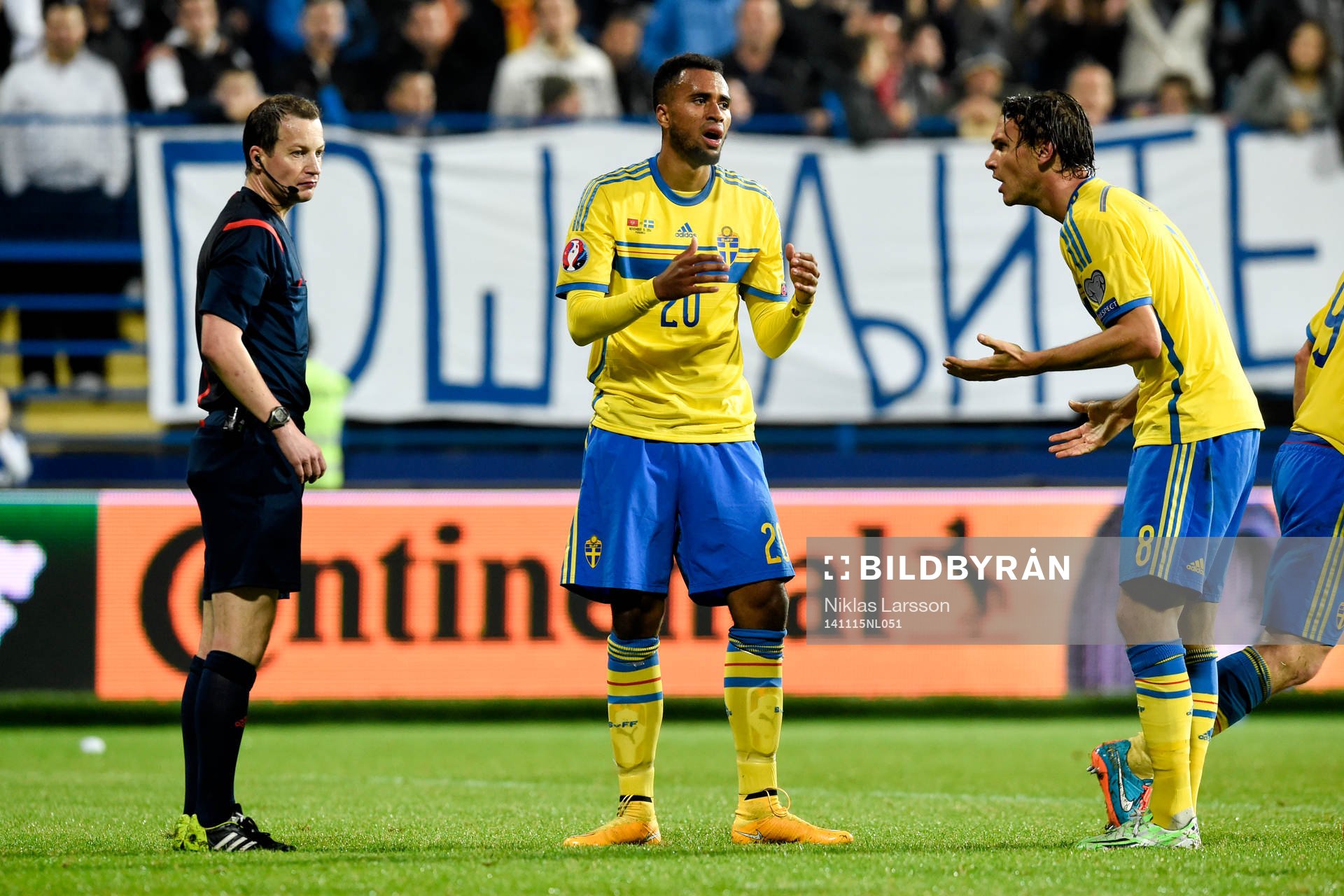 Sveriges Albin Ekdal och Isaac Kiese Thelin protesterar hos domare William Collum efter det bortdömda 1-2 målet EM-kvalmatchen i fotboll mellan Montenegro och Sverige den 15 november 2014 i Podgorica, Montenegro.