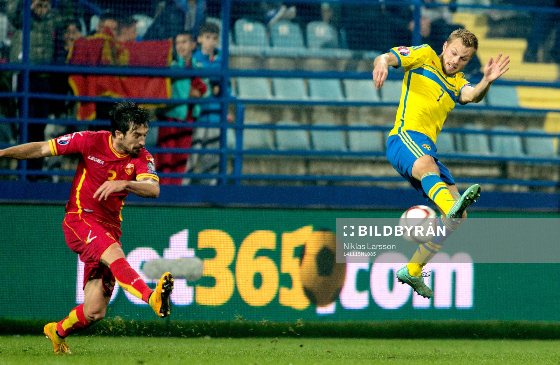 Montenegros Vladimir Volkov och Sveriges Sebastian Larsson