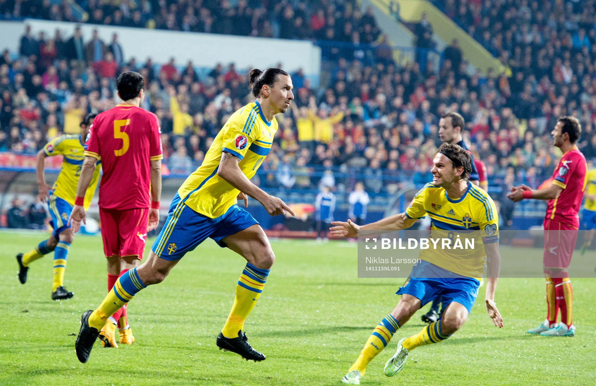 Sveriges Zlatan Ibrahimovic jublar med Albin Ekdal