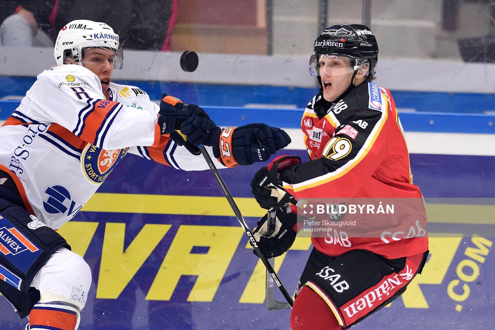 Växjös Ville Varakas i kamp om pucken med Luleås Daniel