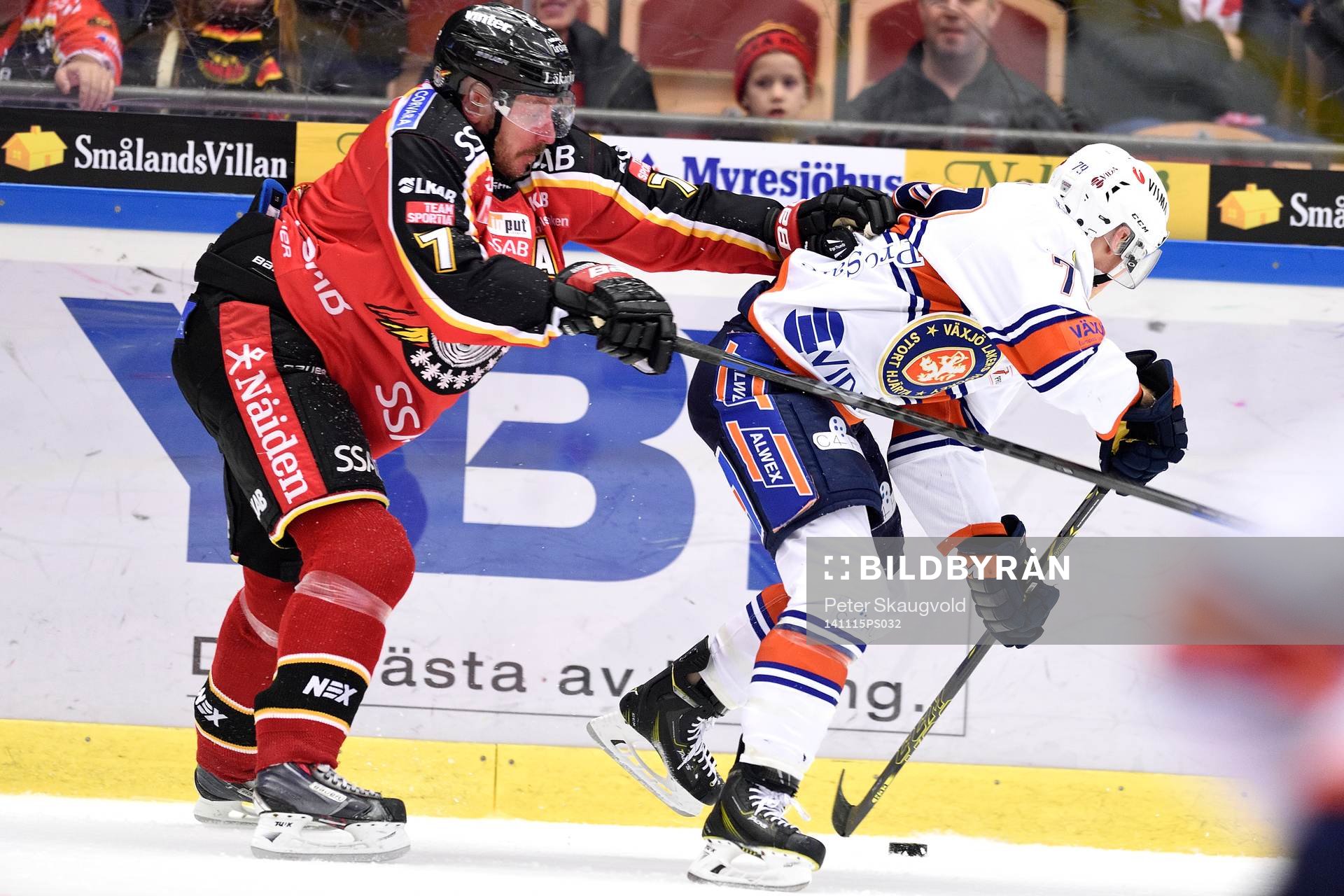 Luleås Jan Sandström i kamp om pucken med Växjös Tomi