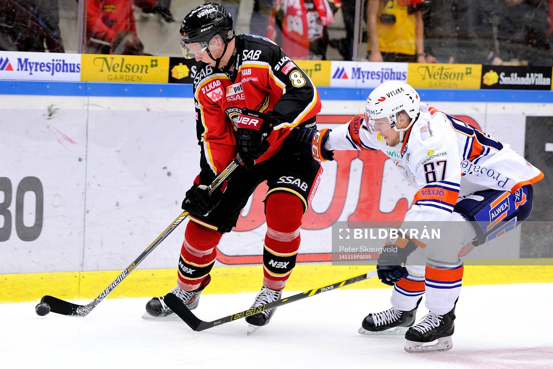 Luleås Per Savilahti-Nagander i kamp om pucken med