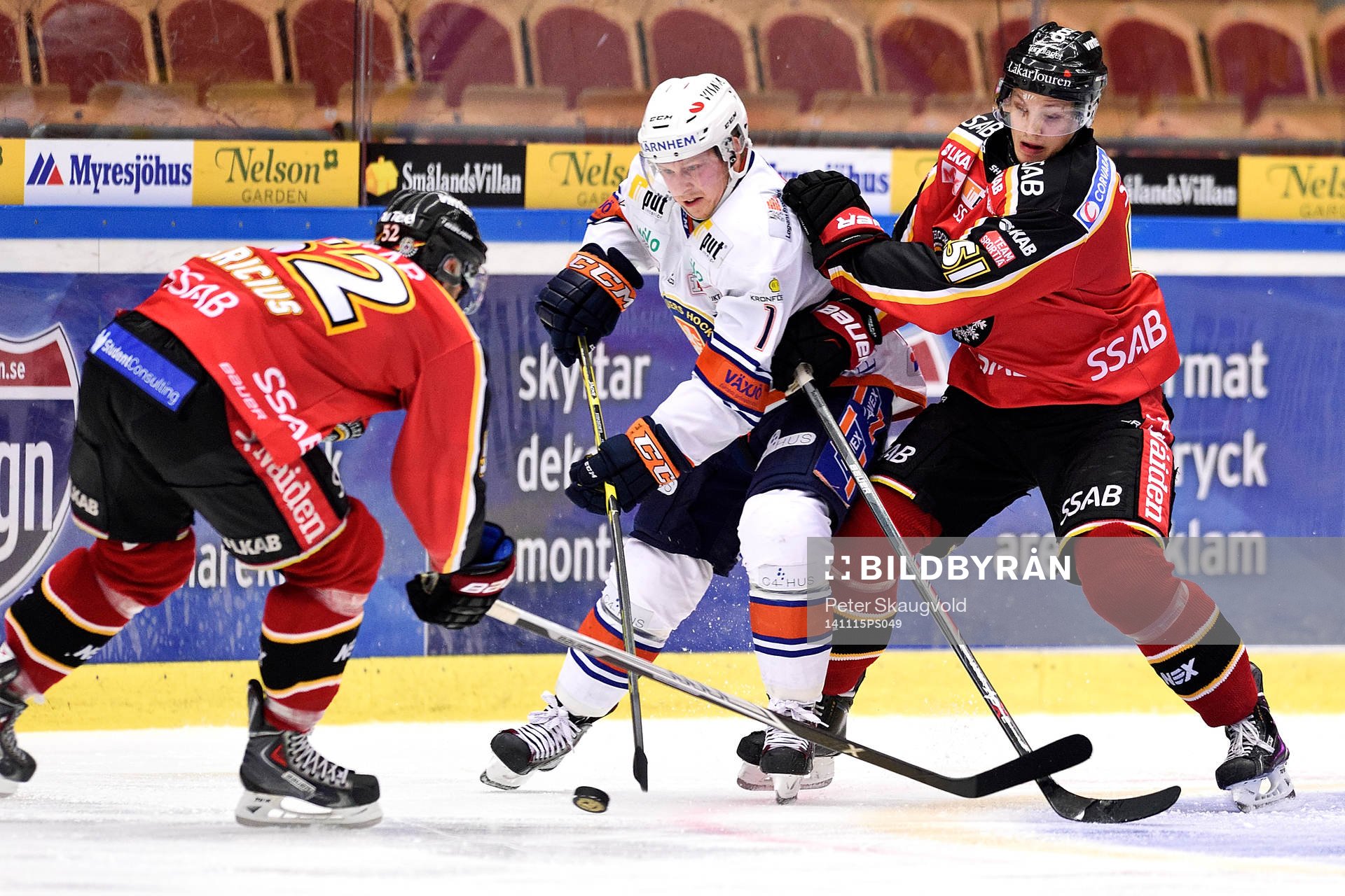 Växjös Tuomas Kiiskinen i kamp om pucken med Luleås