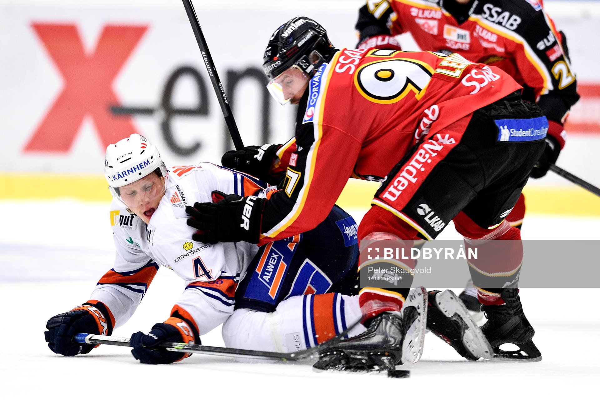Växjös Nicklas Lundgren och Luleås Per Ledin i kamp om