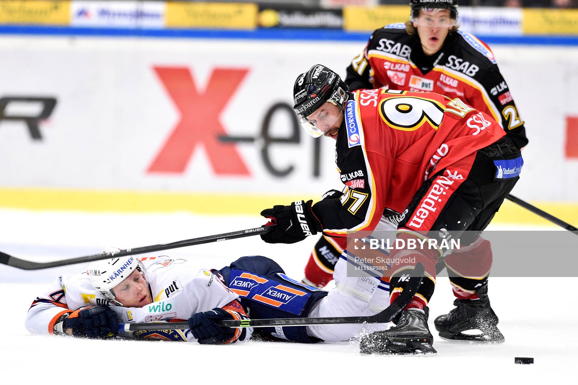 Växjös Nicklas Lundgren och Luleås Per Ledin i kamp om
