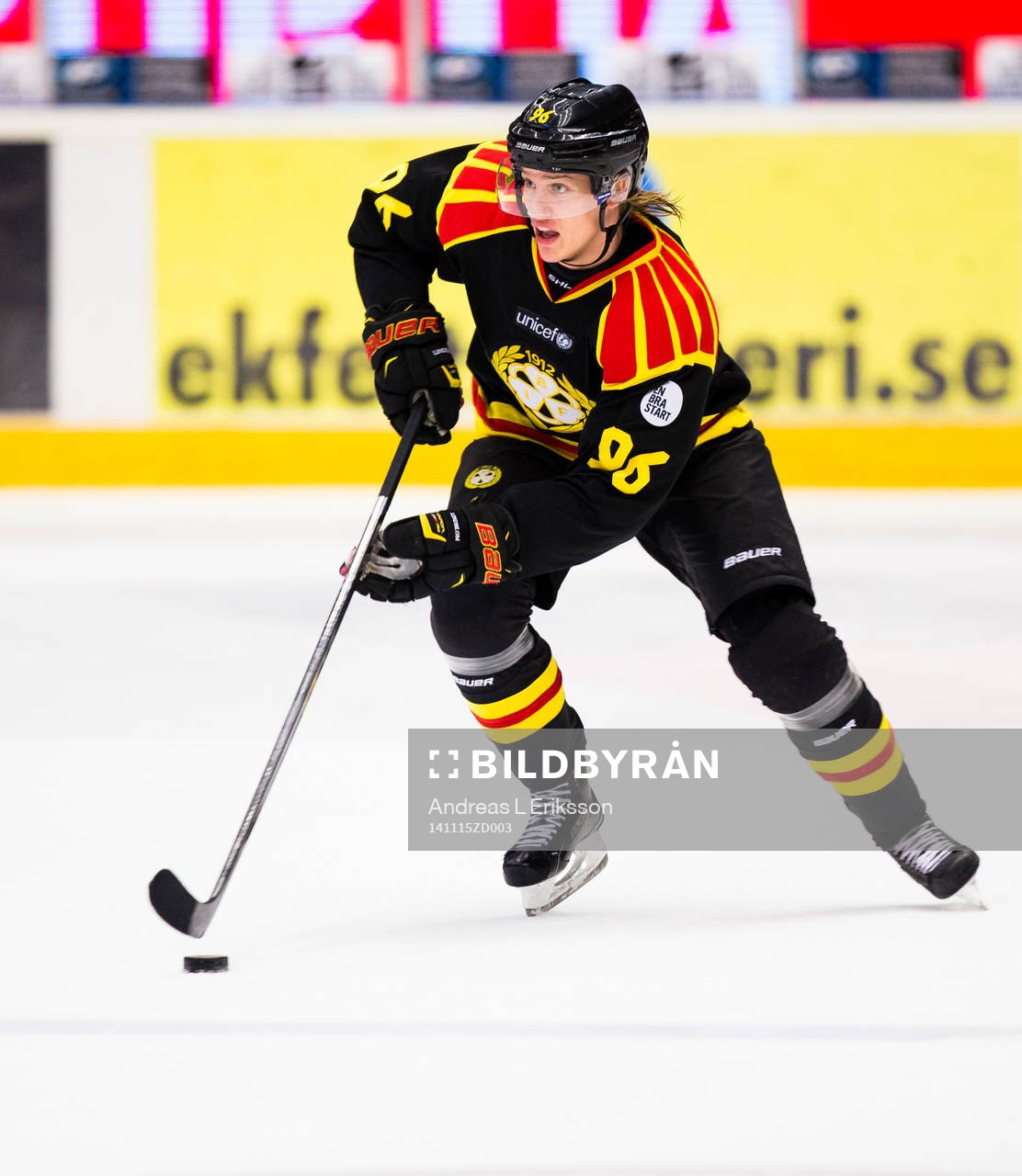 Brynäs Oskar Lindblom med pucken