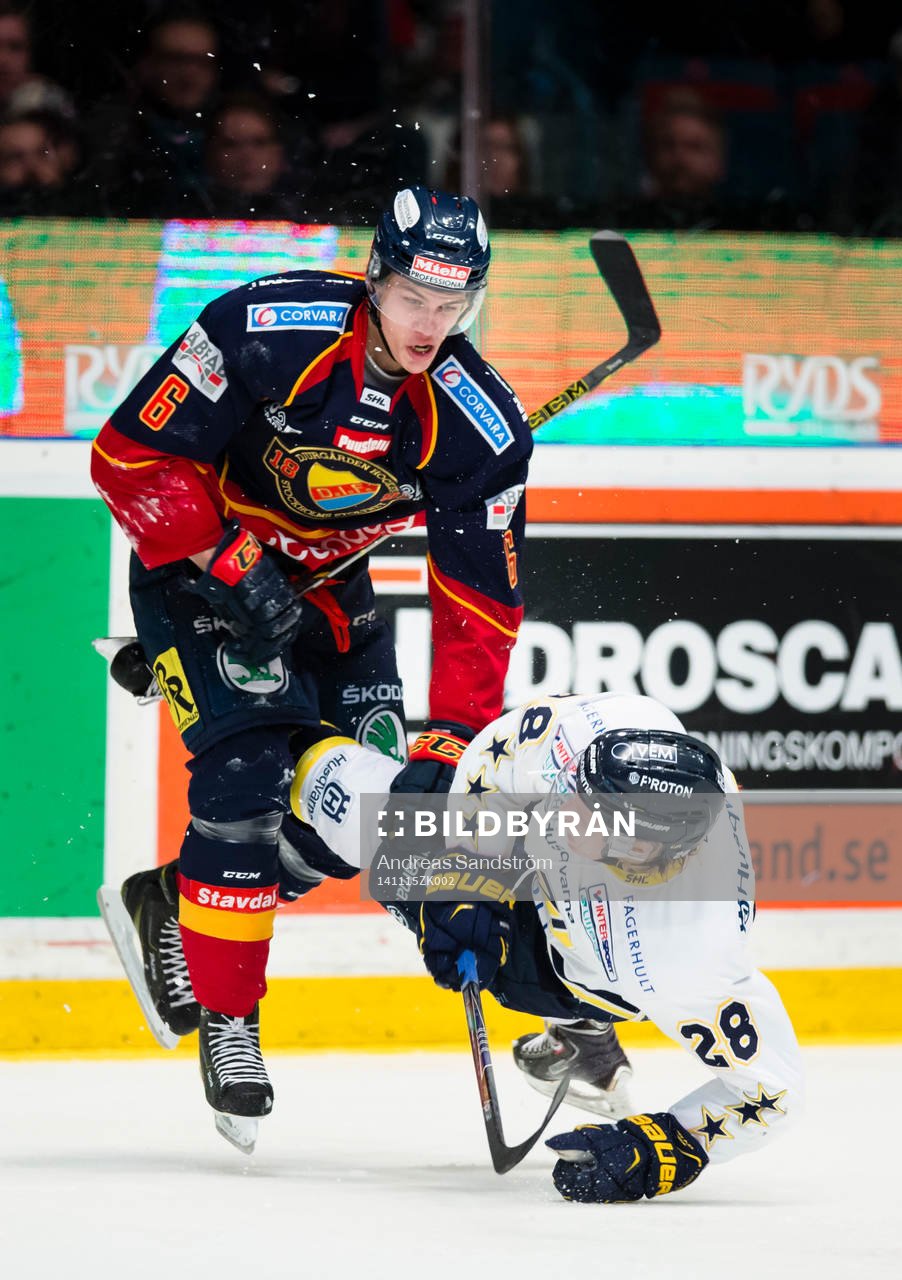 s Anton Bengtsson faller i en duell med Djurgårdens
