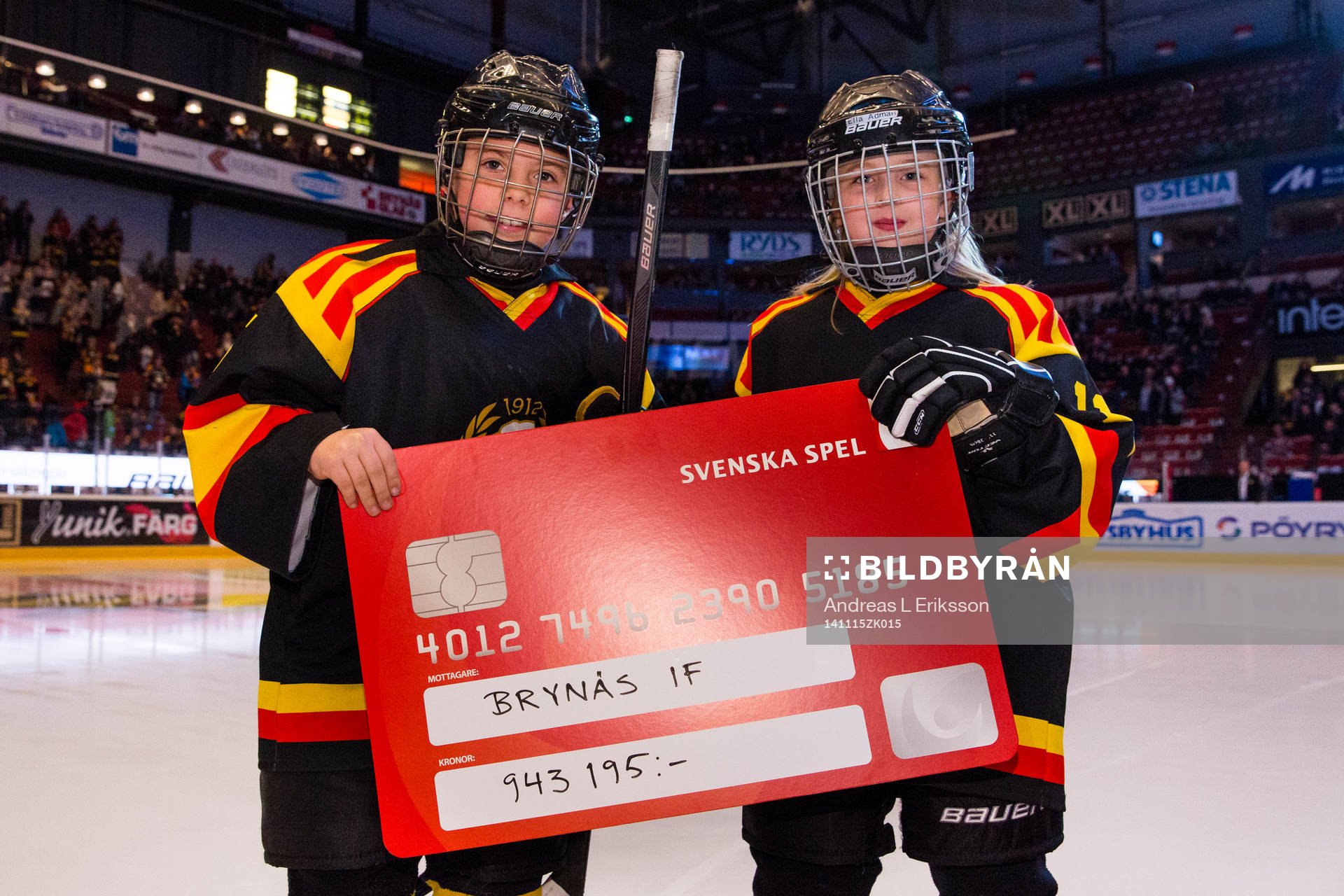 Två ungdomar från Brynäs håller upp en check från