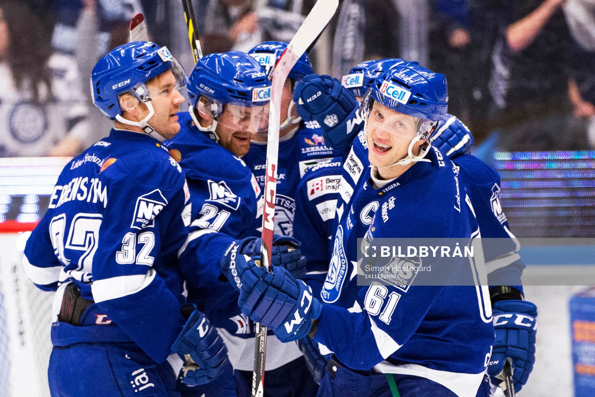 Leksands Johan Ryno, till höger, jublar med lagkamraterna