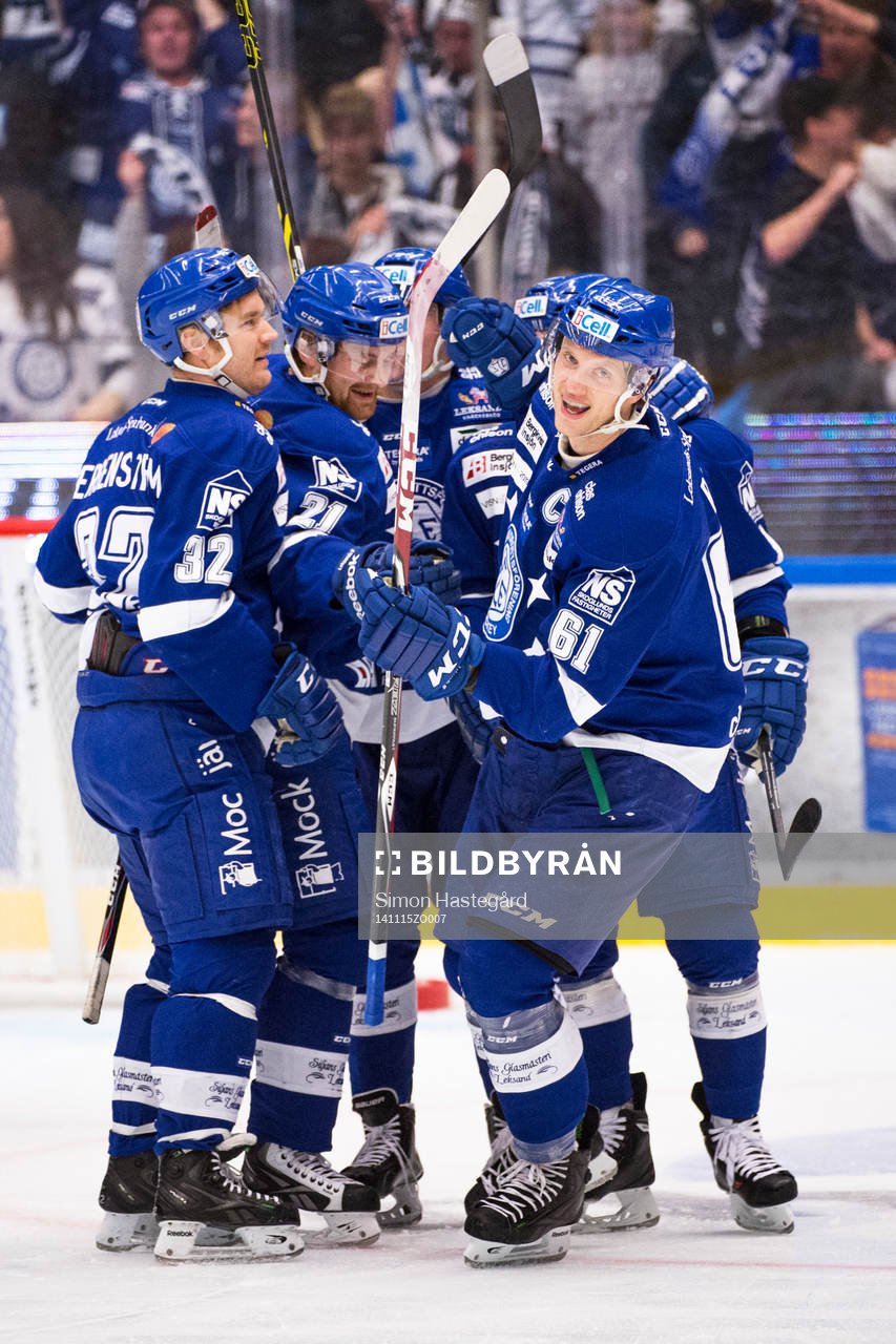 Leksands Johan Ryno, till höger, jublar med lagkamraterna