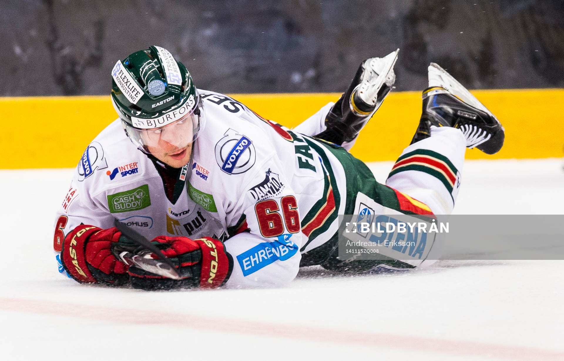 Frölundas Oscar Fantenberg ligger ner på isen