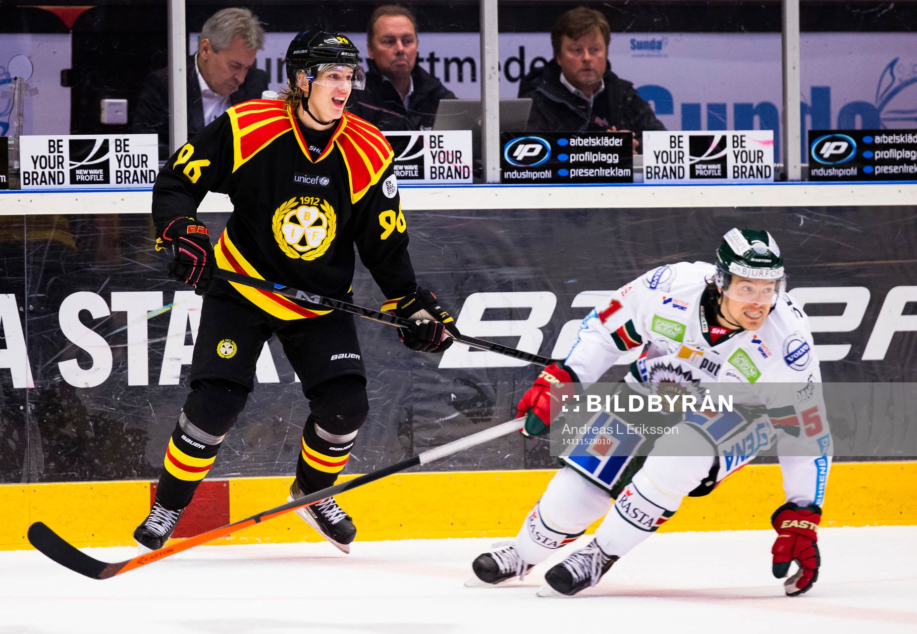 Brynäs Oskar Lindblom och Frölundas Mats Rosseli Olsen