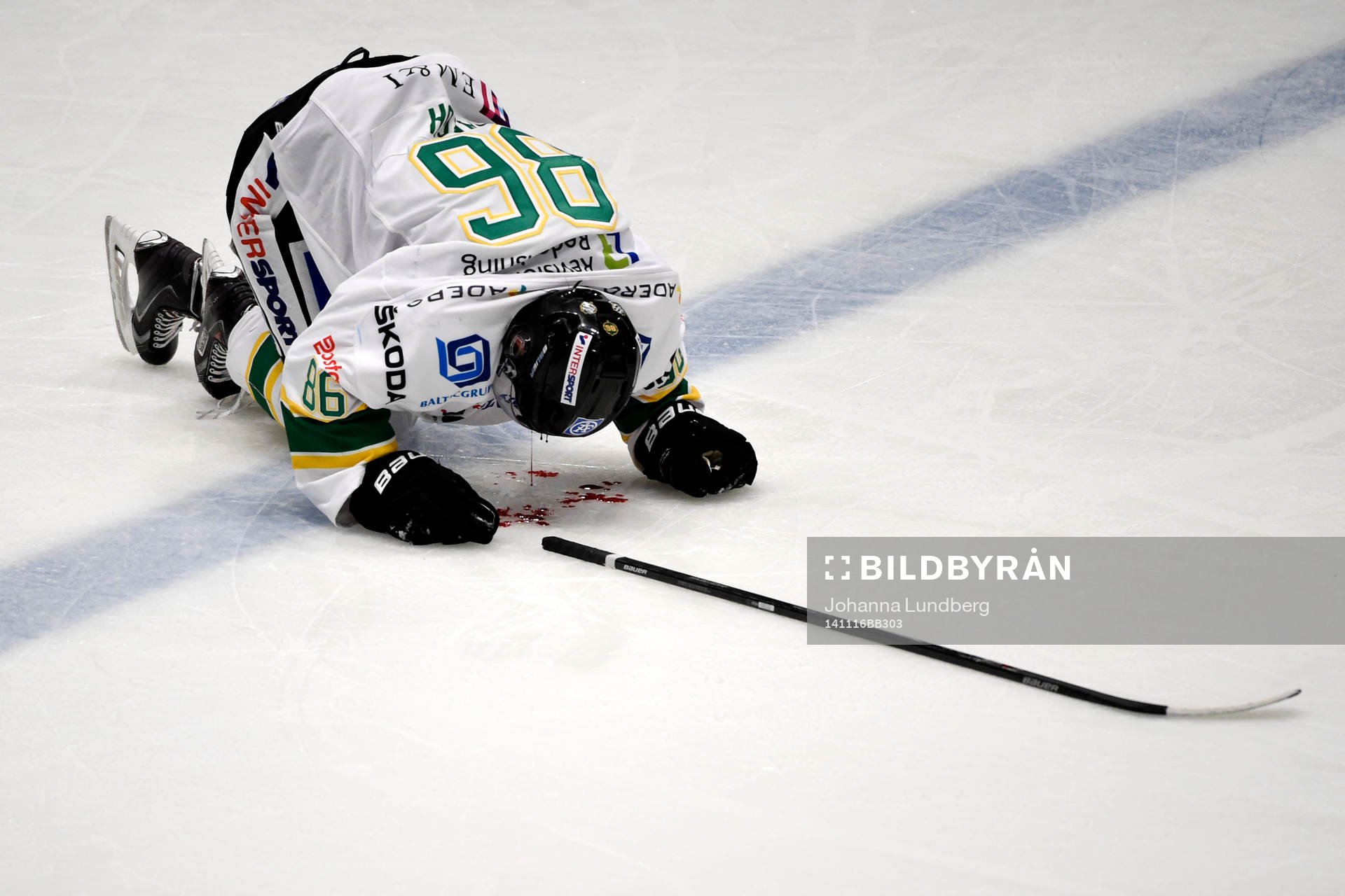 Björklövens Tommy Wargh får en smäll i ansiktet och