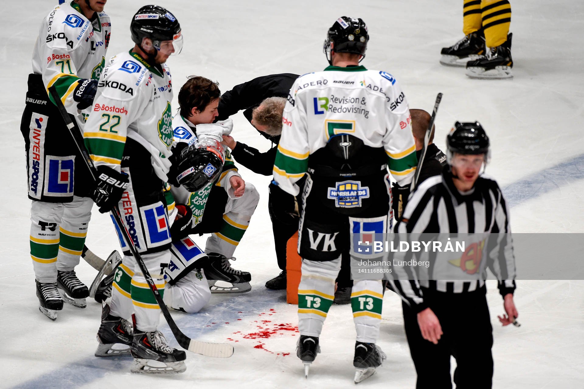 Björklövens Tommy Wargh får en smäll i ansiktet och