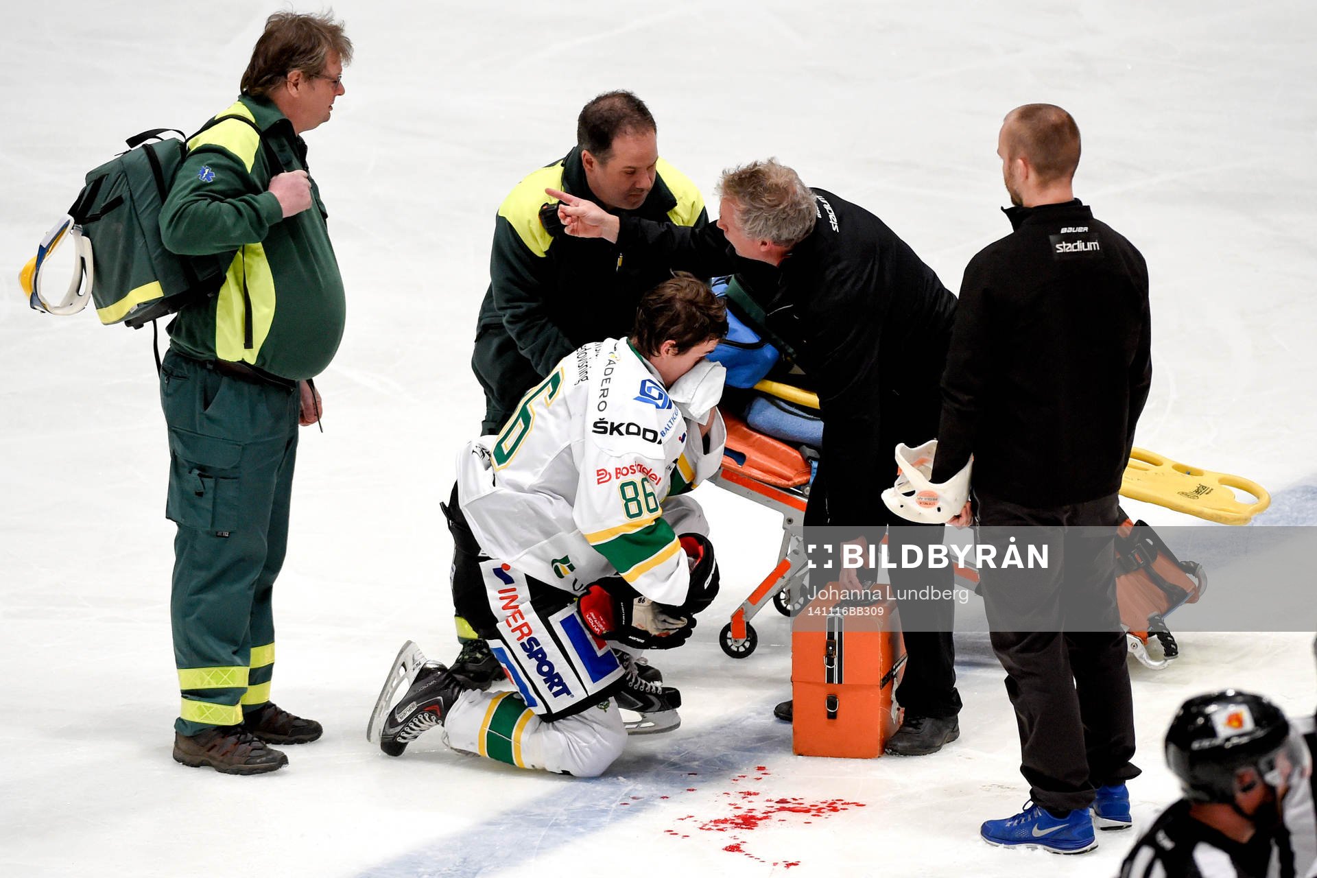 Björklövens Tommy Wargh får en smäll i ansiktet och