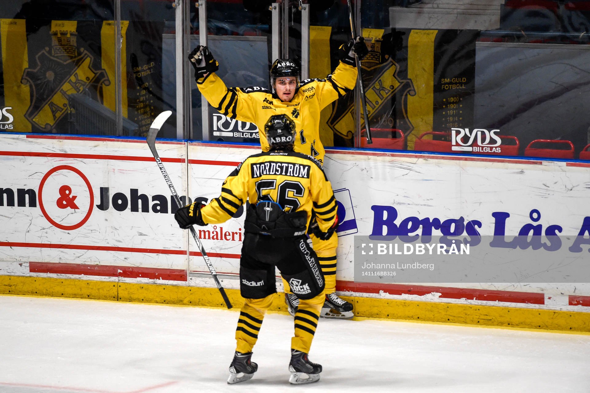 s David Lillieström Karlsson och Dennis Nordström jublar
