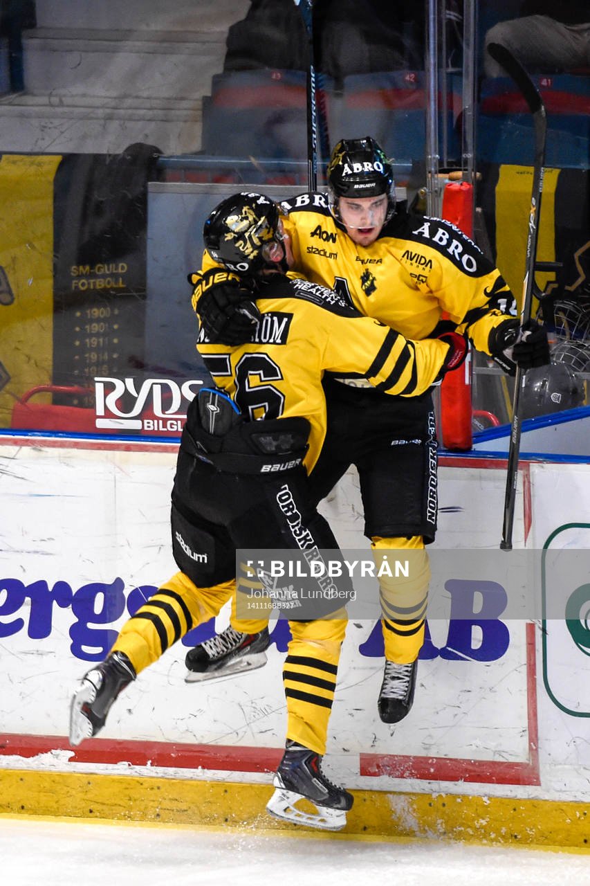 s David Lillieström Karlsson och Dennis Nordström jublar