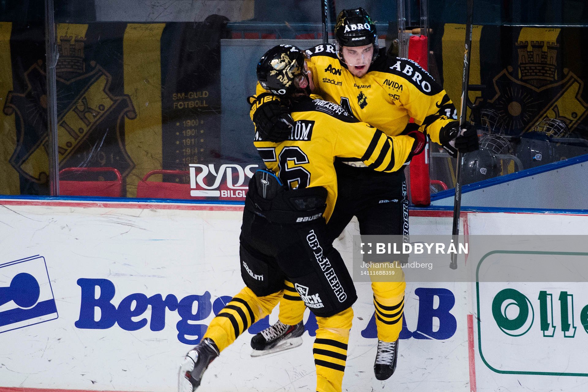 s David Lillieström Karlsson gör 2-1 och jublar med