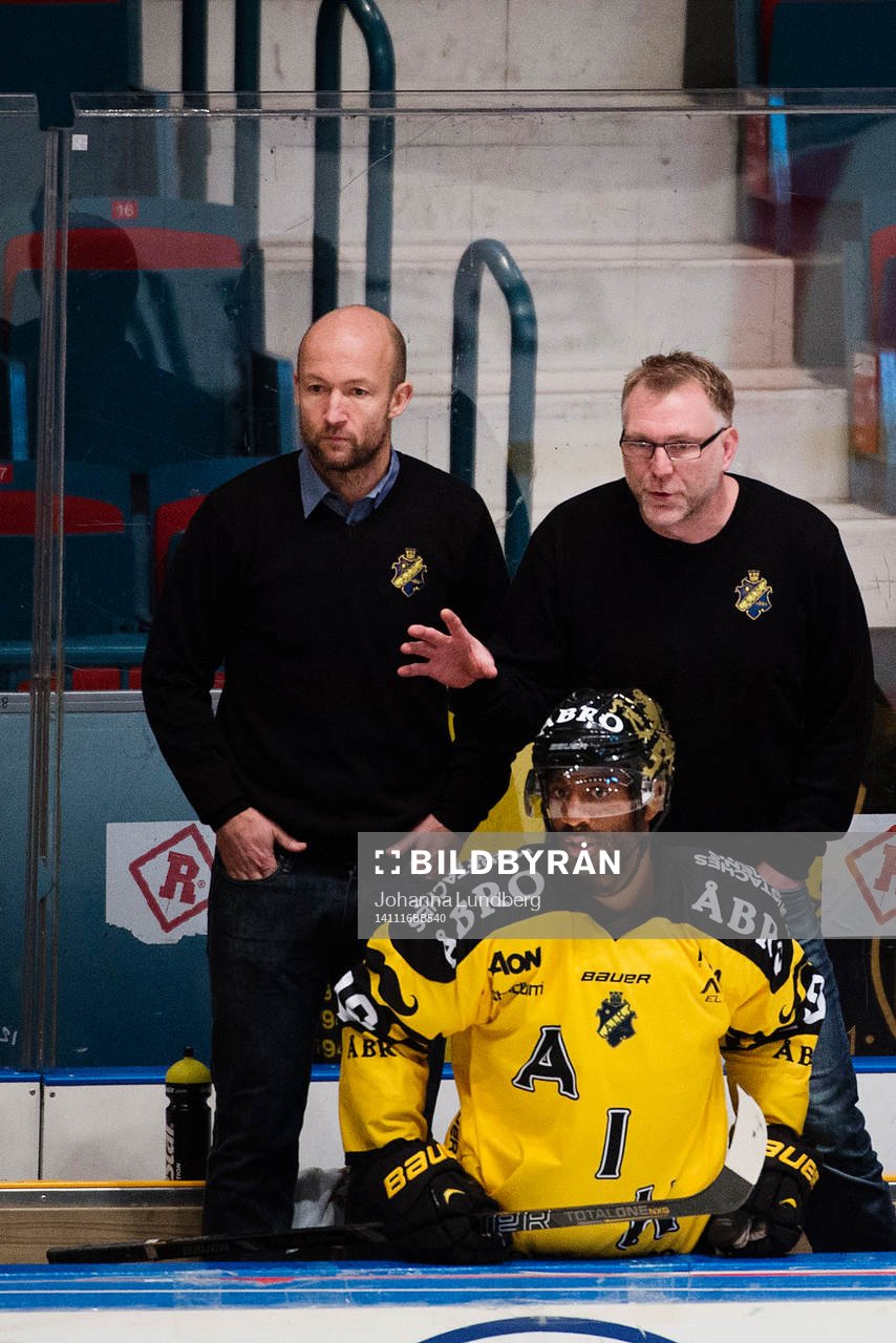 s assisterande tränare Michael Nylander och tränare Peter