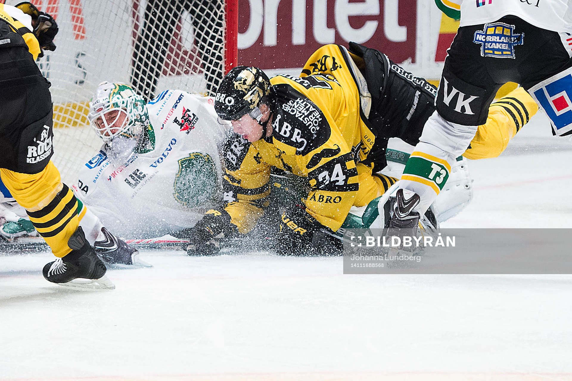 s Johan Andersson ramlar över Björklövens målvakt Johan