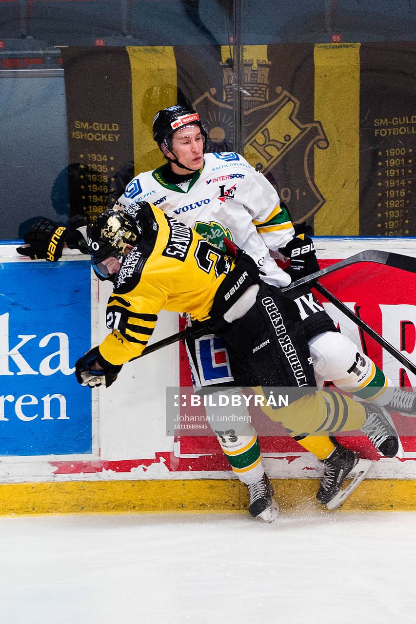 s Christian Sandberg tacklar Björklövens Stefan Andersson