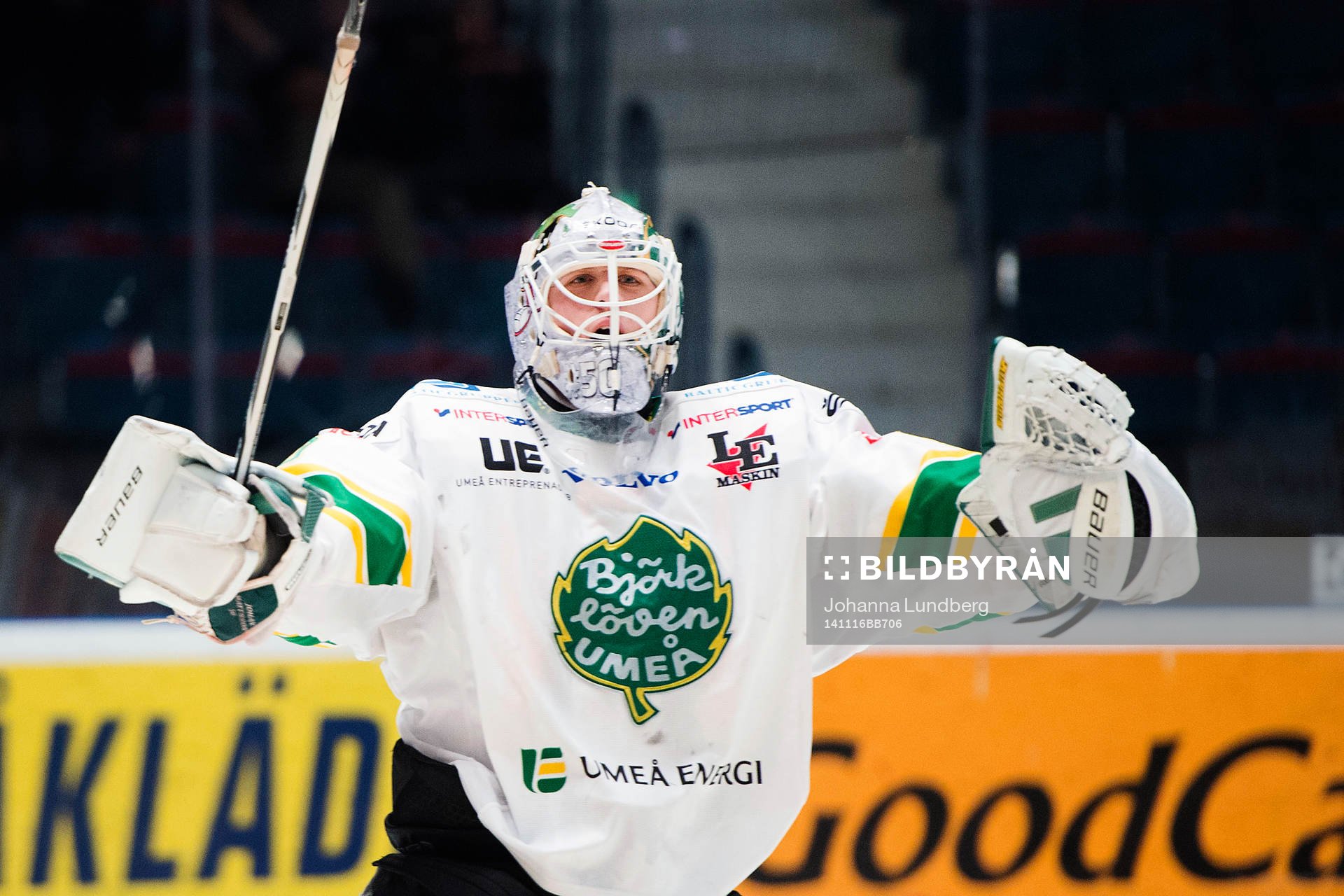 Björklövens målvakt Johan Mattsson jublar