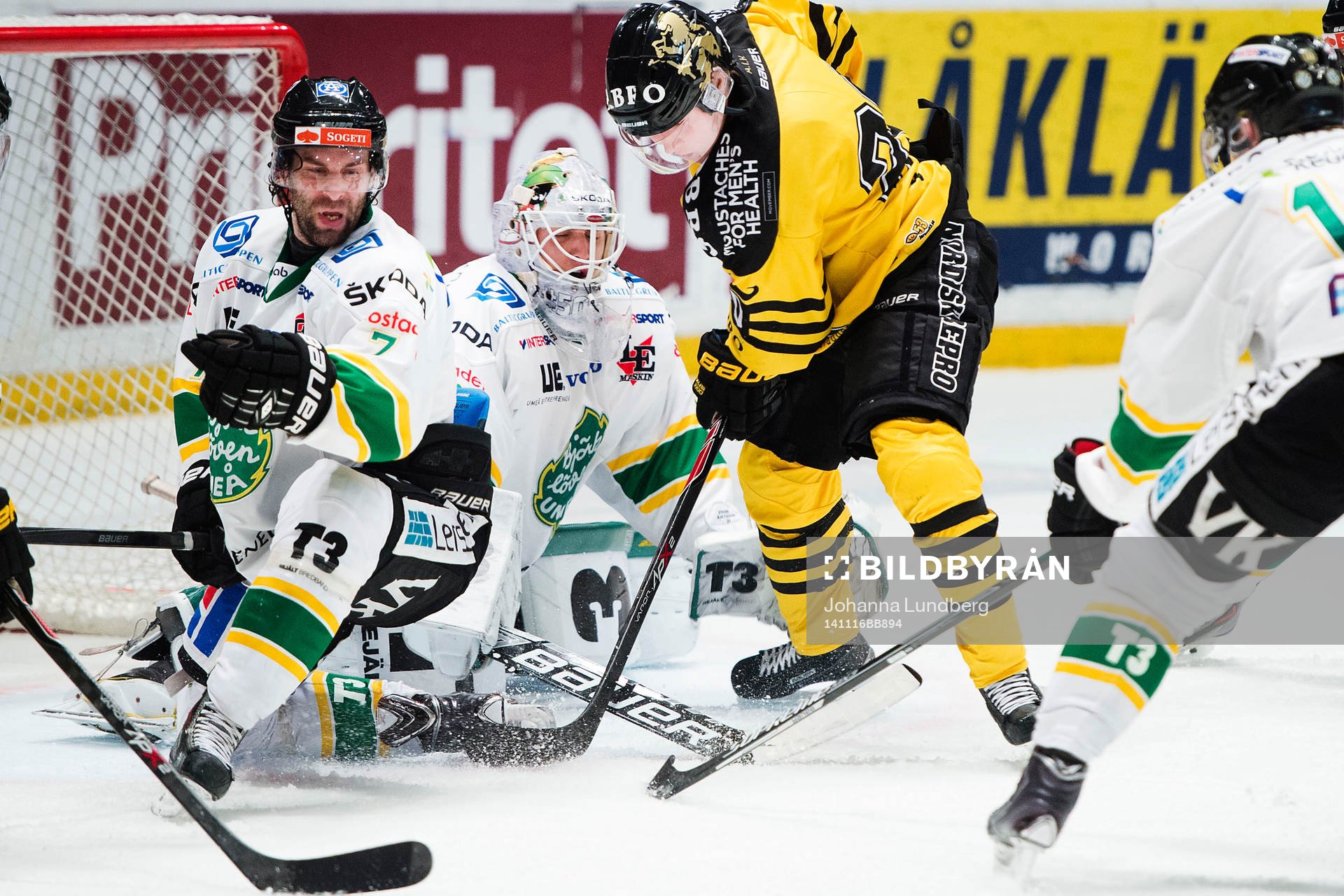 s Christopher Bengtsson framför Björklövens målvakt