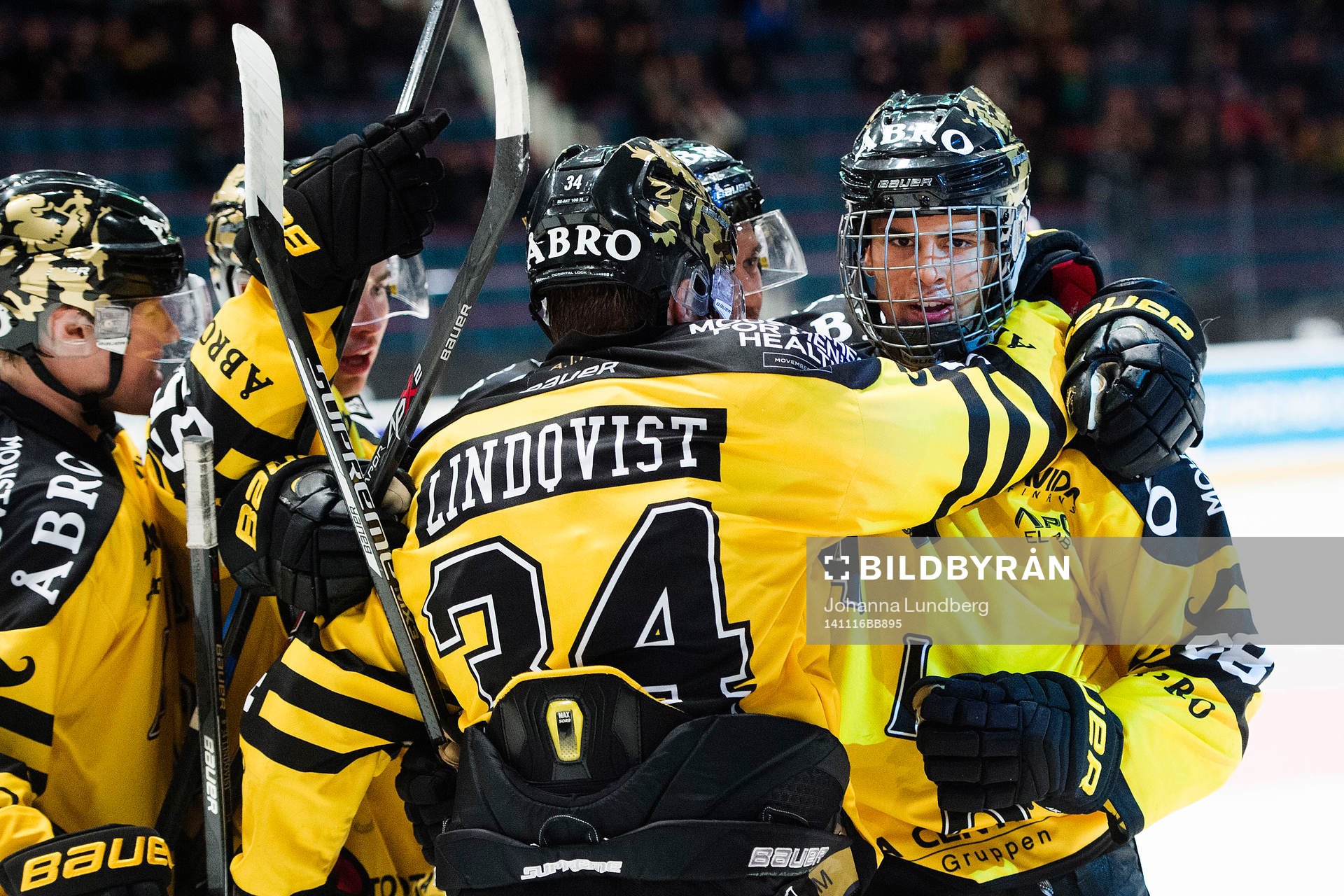 s Oliver Kylington  jublar och blir omkramad