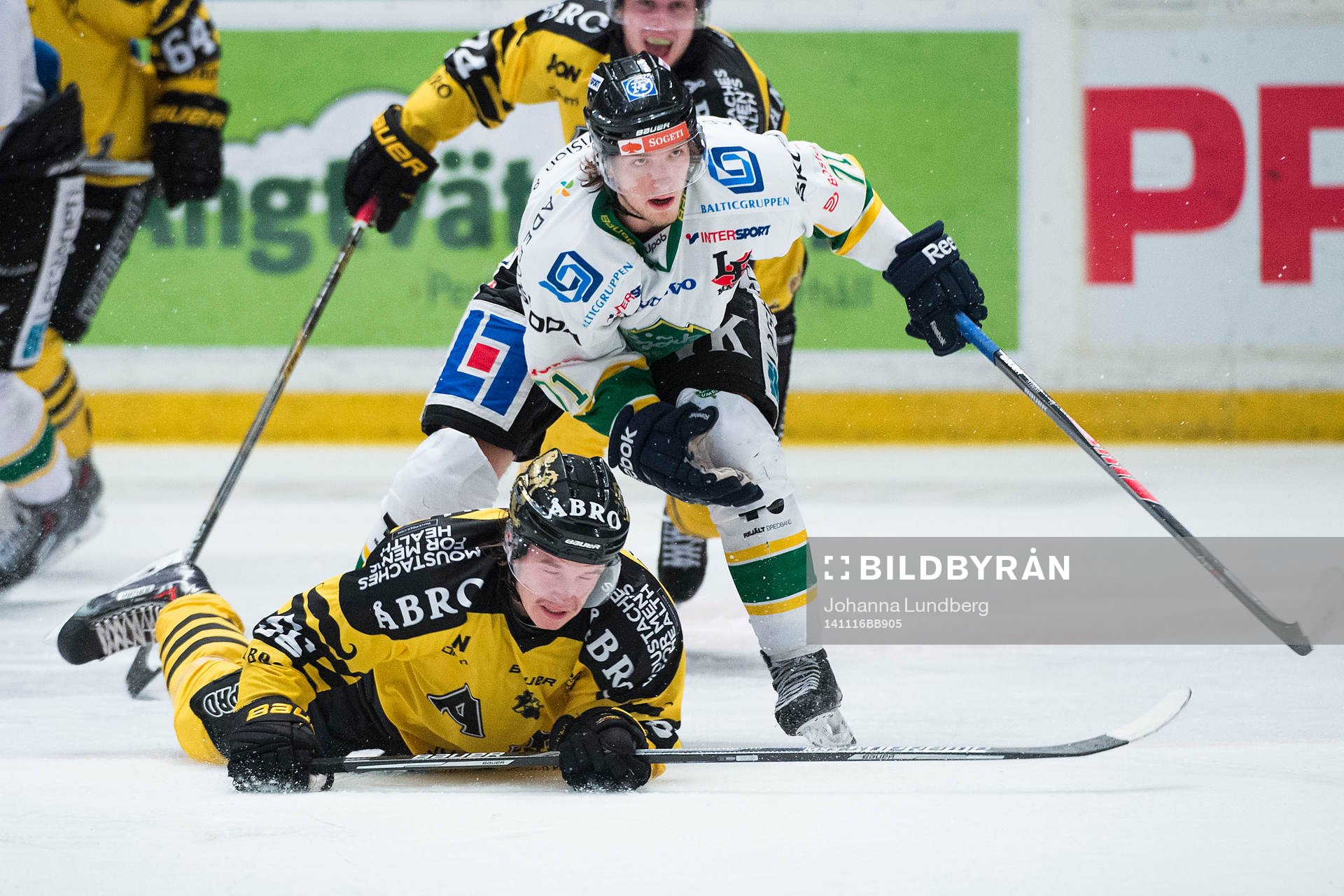 s Dennis Nordström ramlar framför Björklövens Henrik