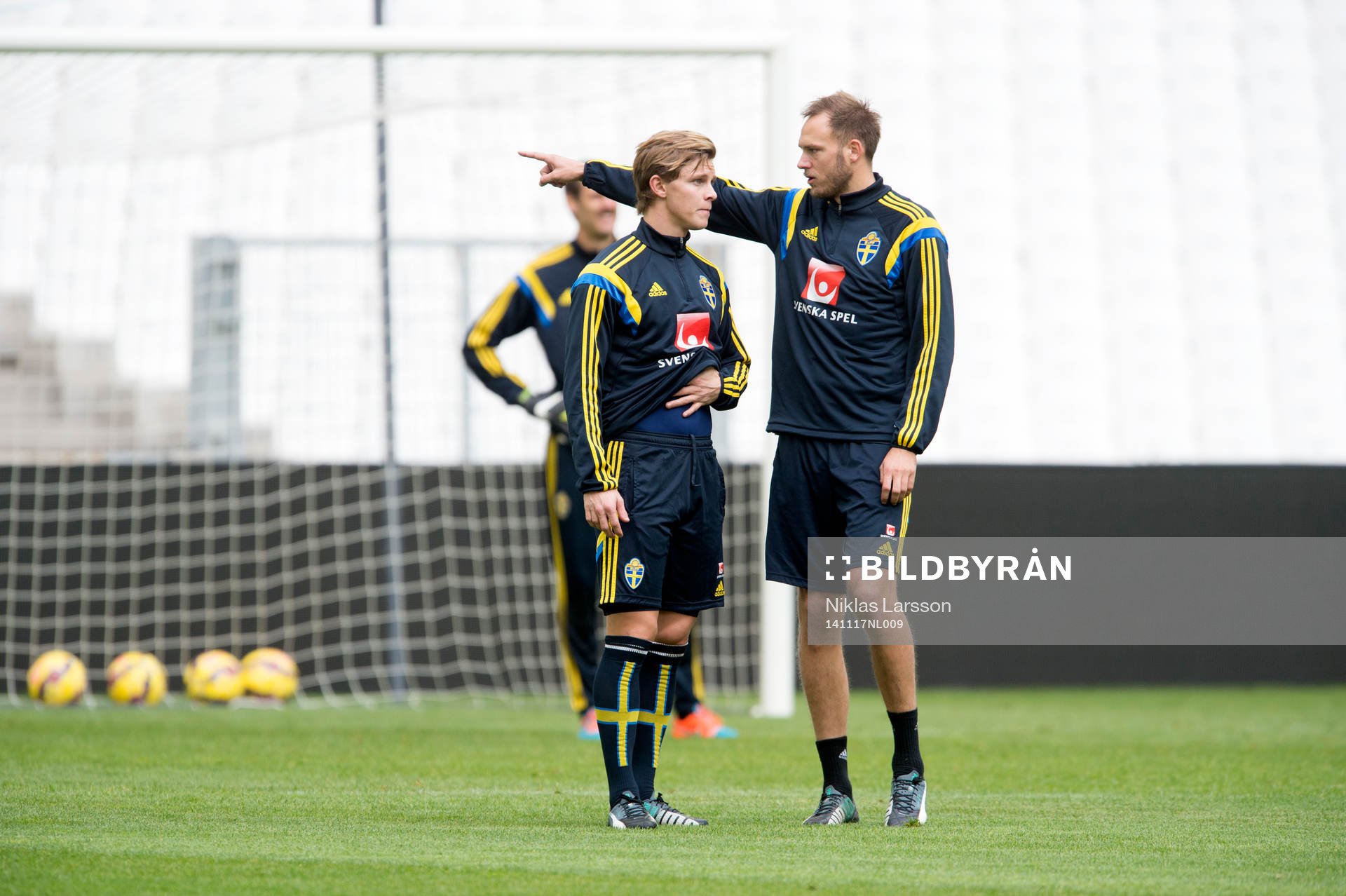 Sveriges Andreas Granqvist instruerar Emil Krafth