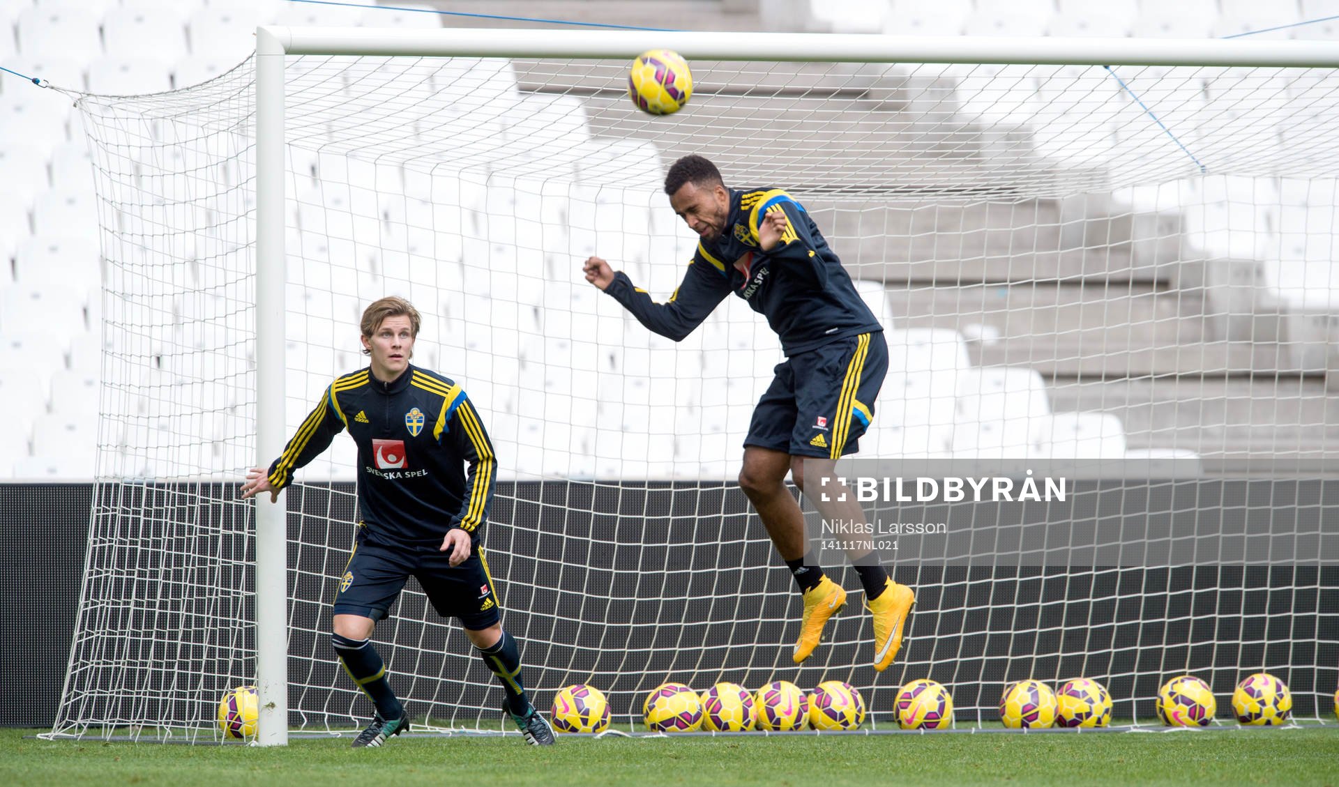 Sveriges Isaac Kiese Thelin och Emil Krafth