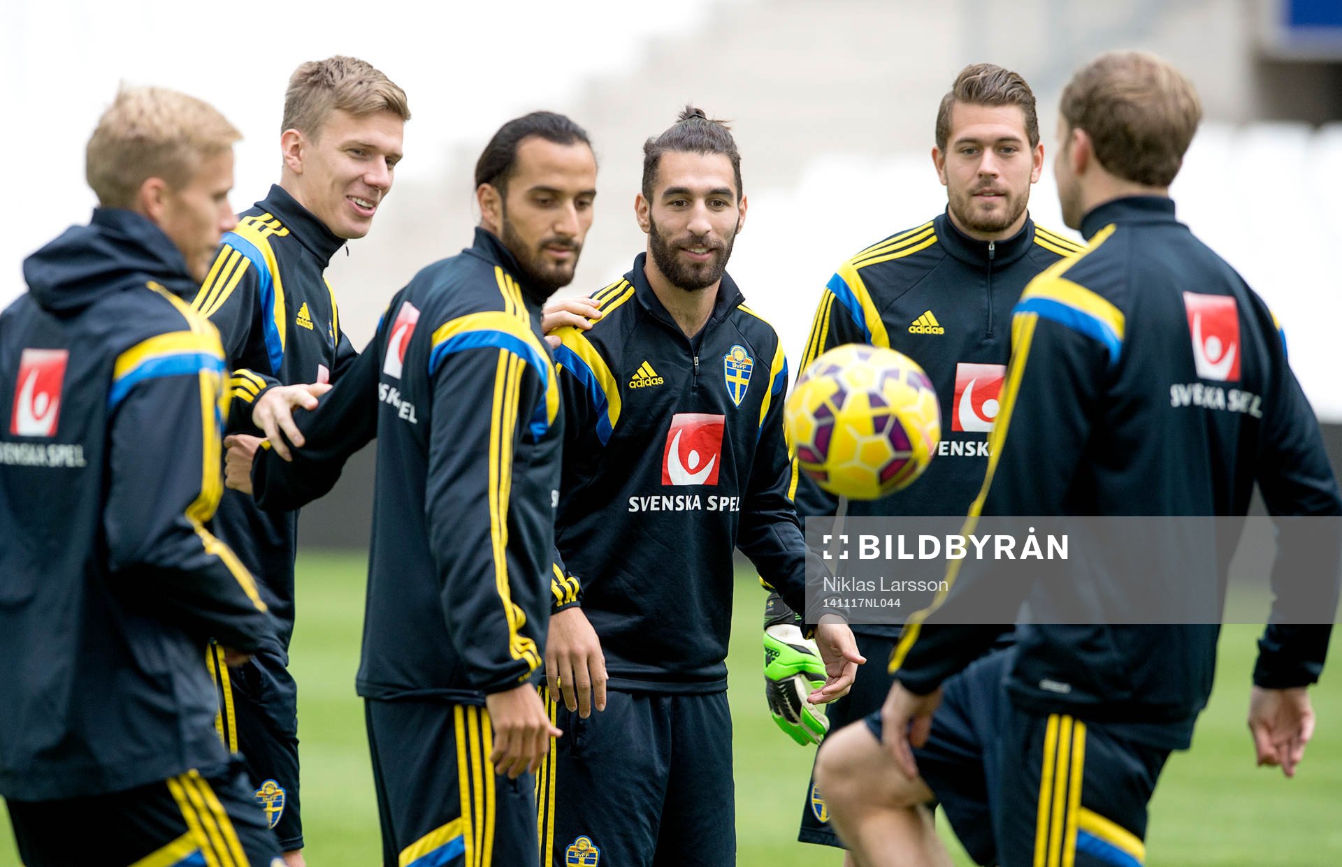 Sveriges Jimmy Durmaz och Erkan Zengin, målvakt Kristoffer