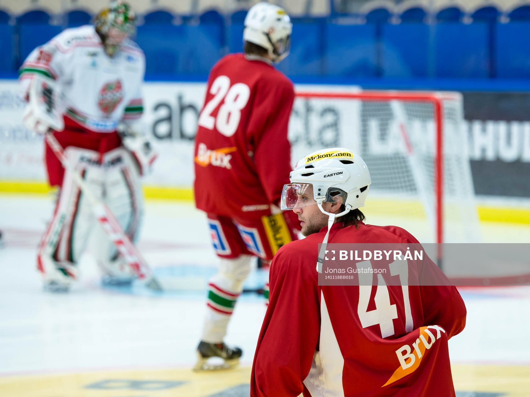Modos Oscar Hedman värmer upp