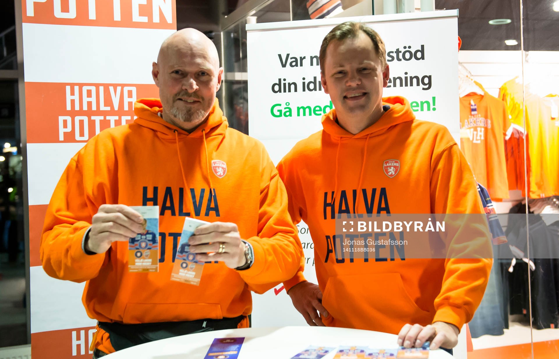 Två funktionärer som säljer halva potten 50/50