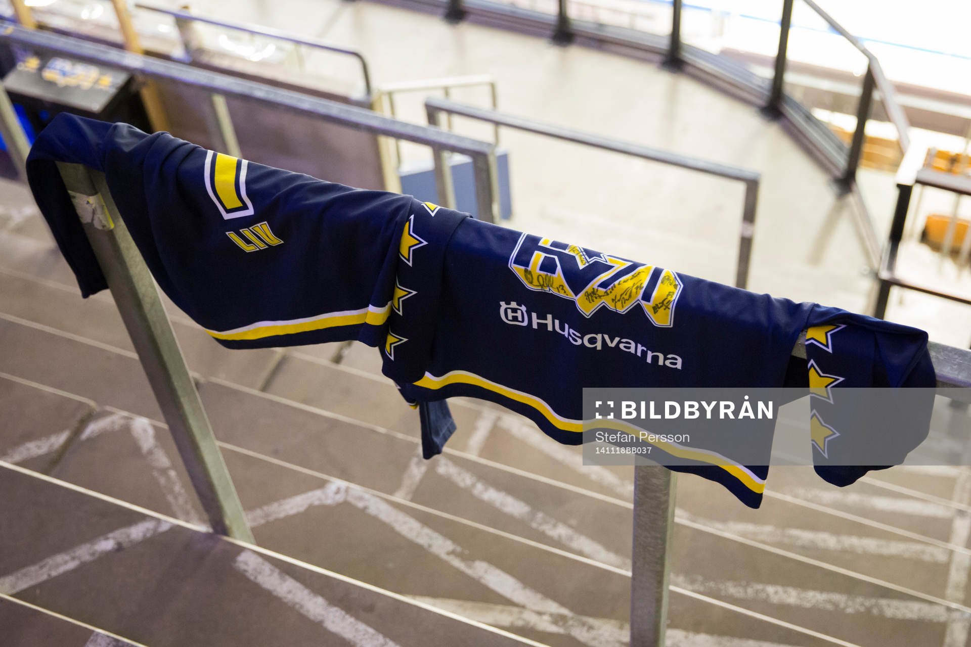 HV71-tröjor hänger på ståplats