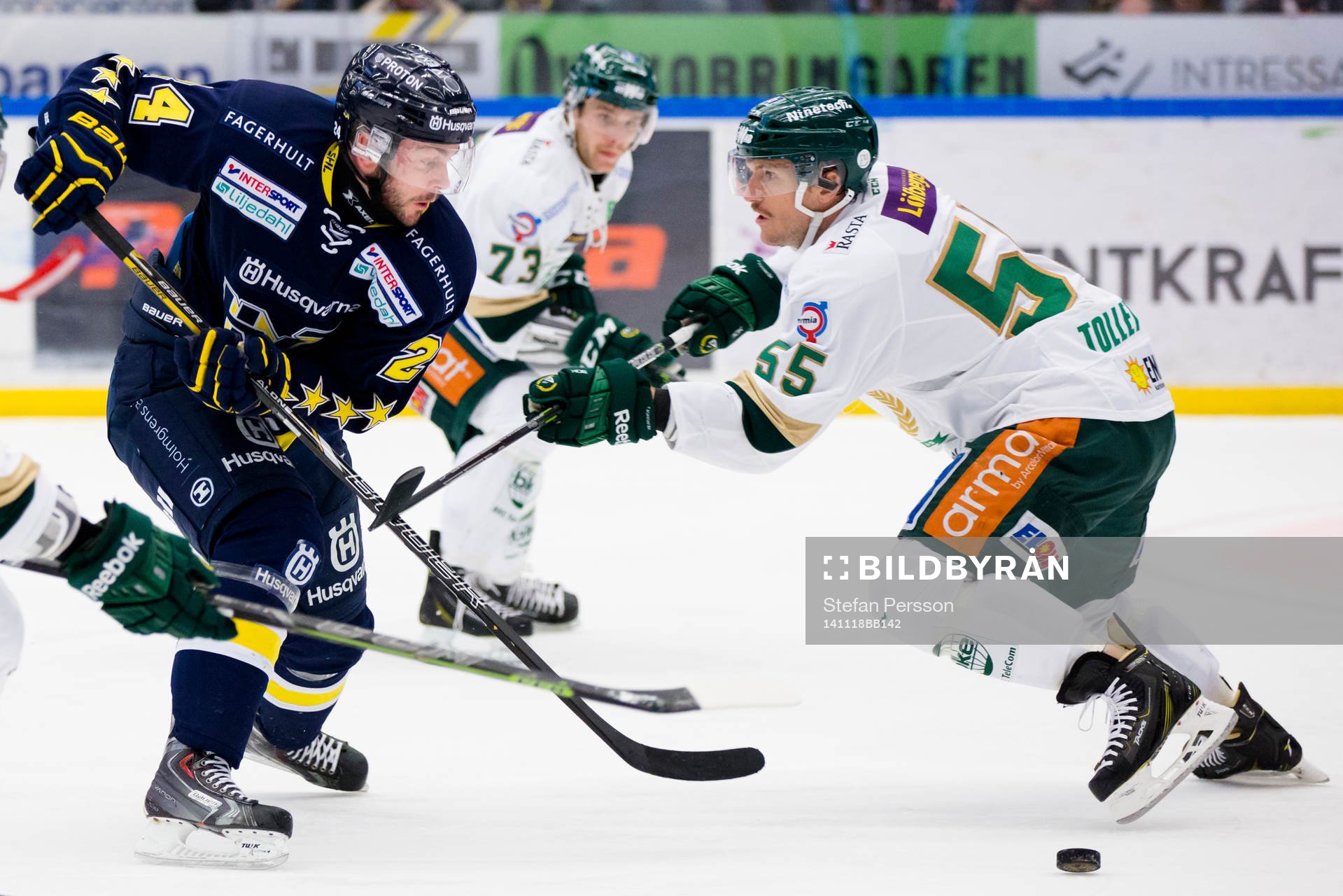 s Erik Christensen går förbi Färjestads Ole-Kristian
