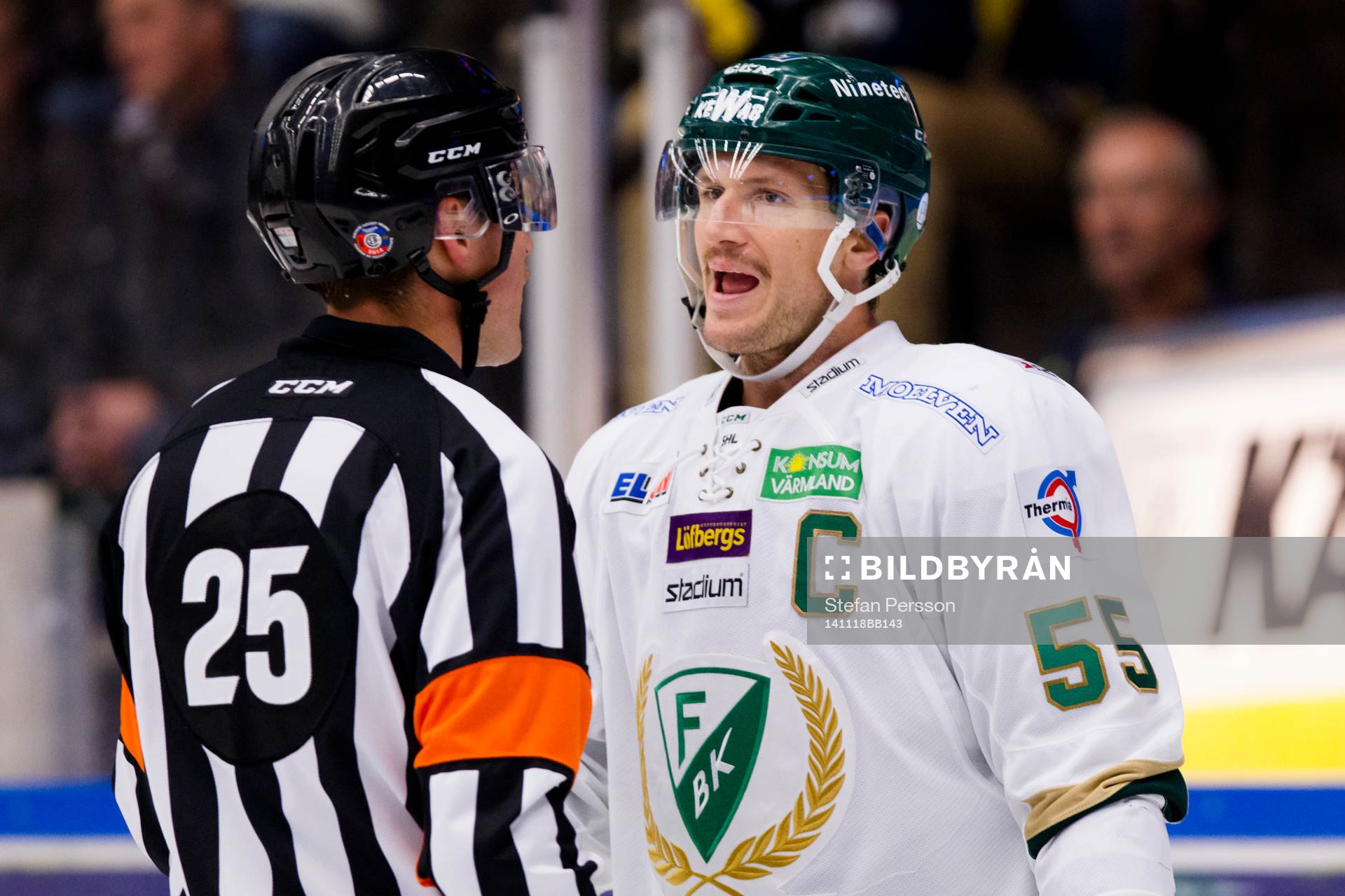 Färjestads Ole-Kristian Tollefsen (h) har åsikter Domare