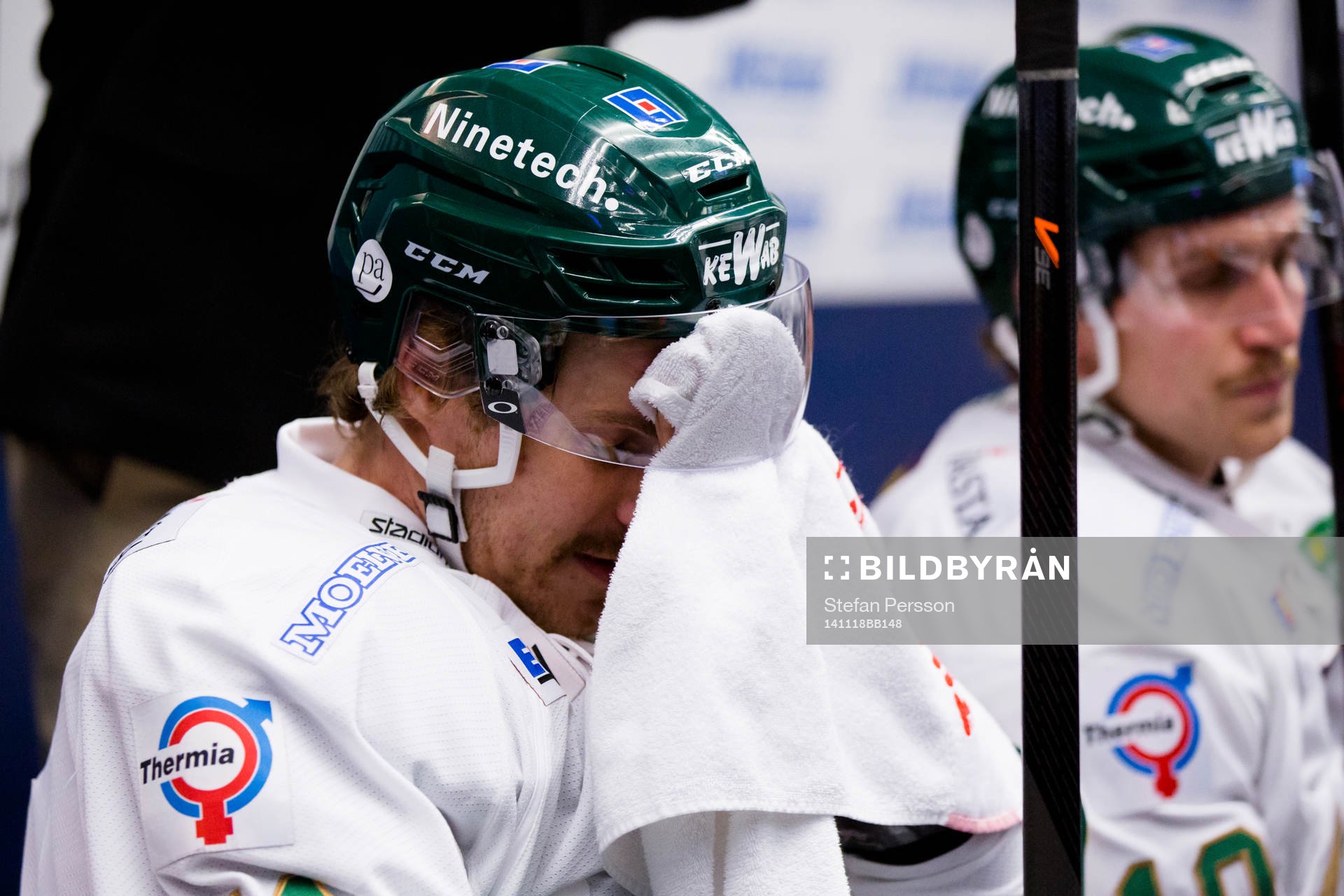 Färjestads Anssi Salmela ser deppig ut i båset