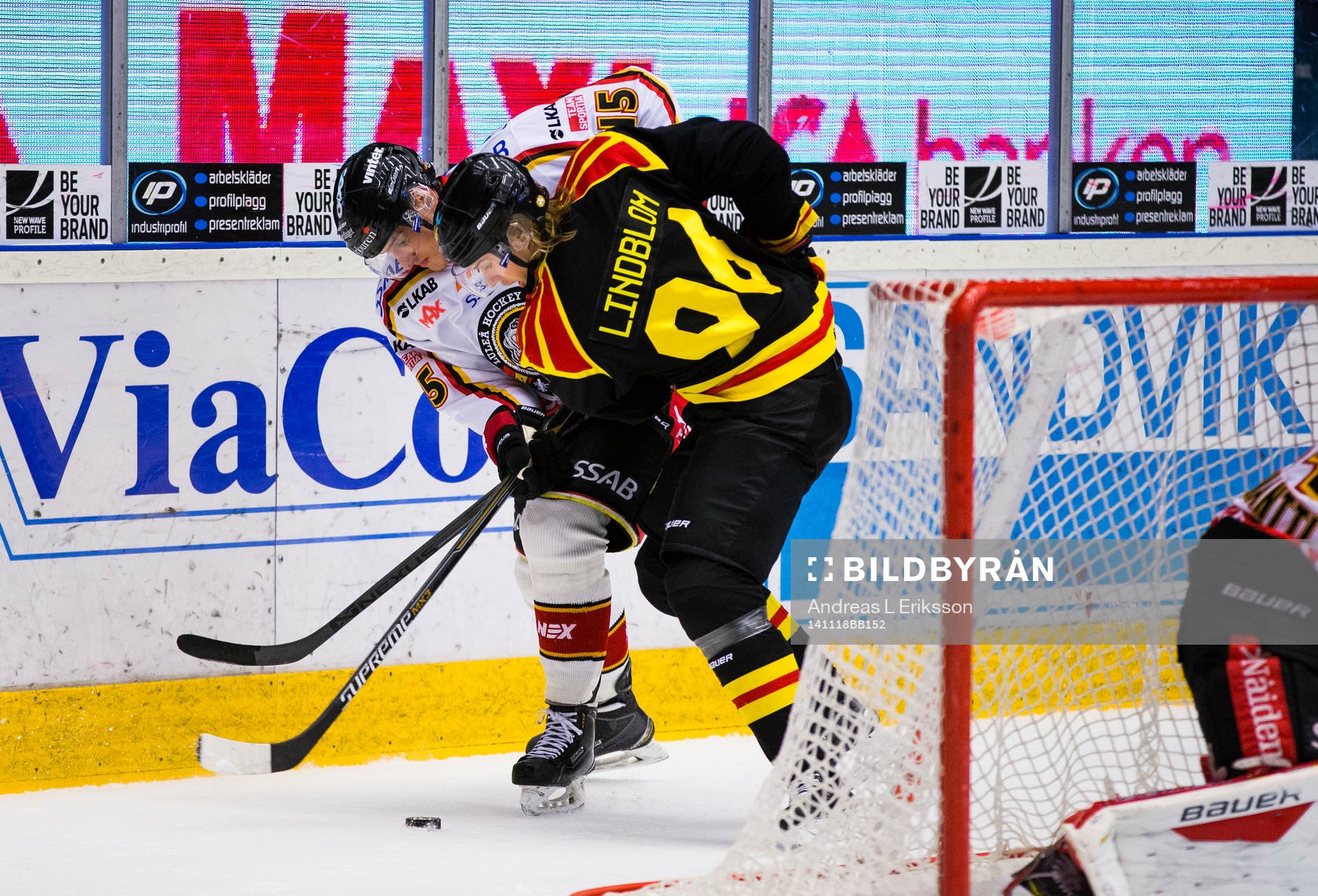 Luleås Christian Jaros i kamp om pucken med Brynäs Oskar
