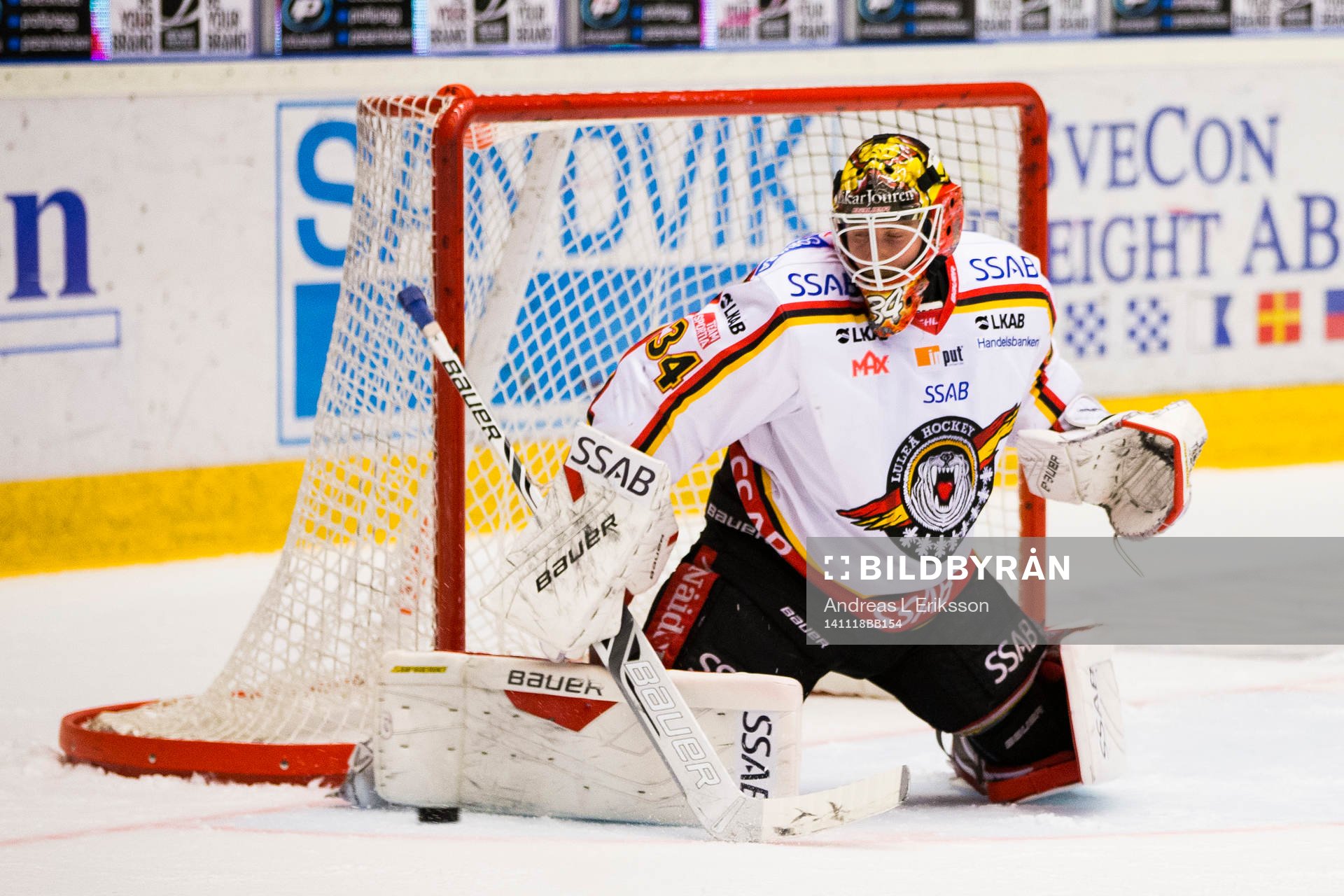 Luleås målvakt Joel Lassinantti med en räddning