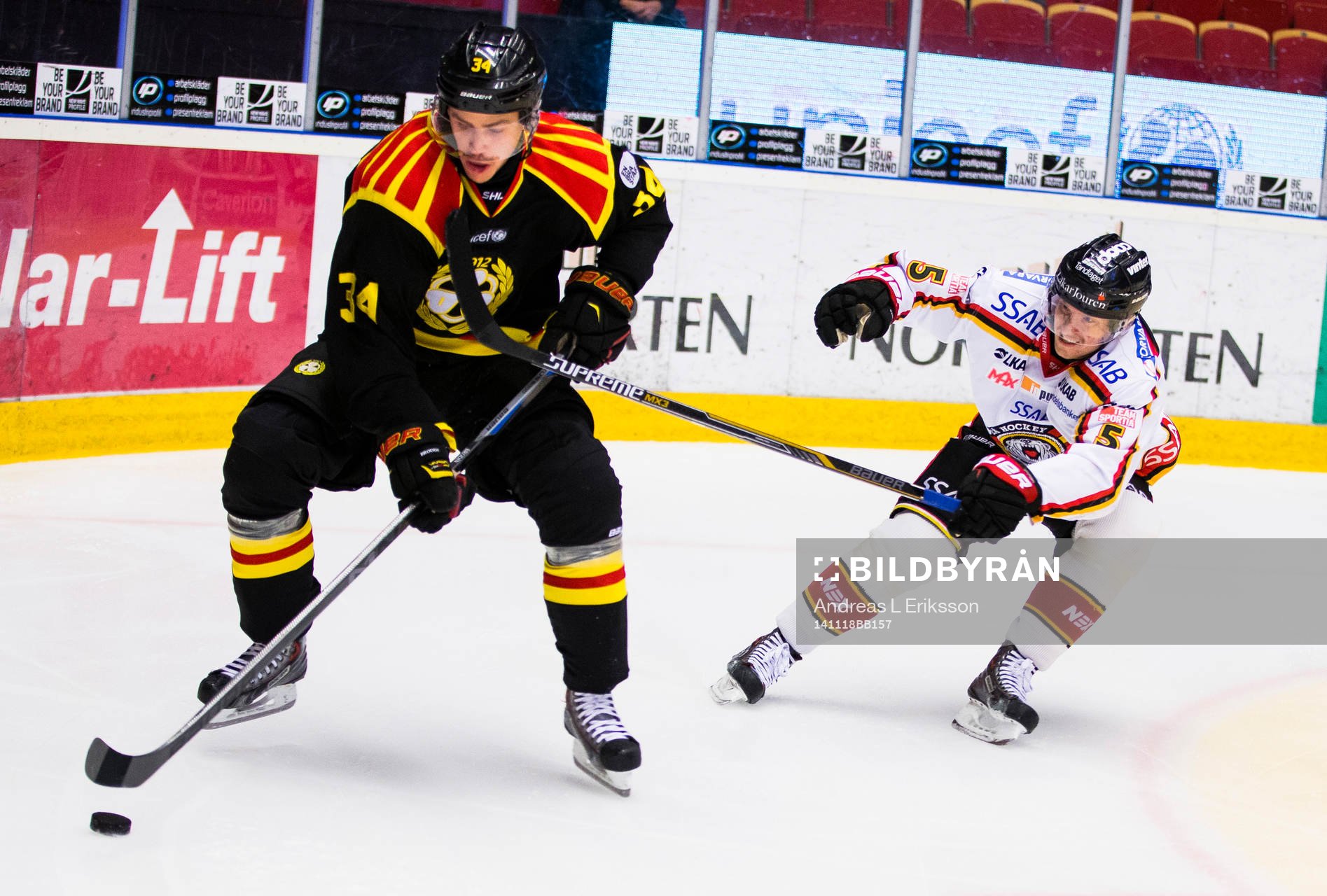 Brynäs Daniel Brodin håller undan för Luleås Marcus