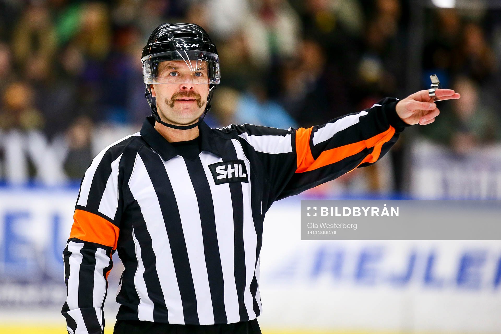 Domaren Patrik Sjöberg med mustasch