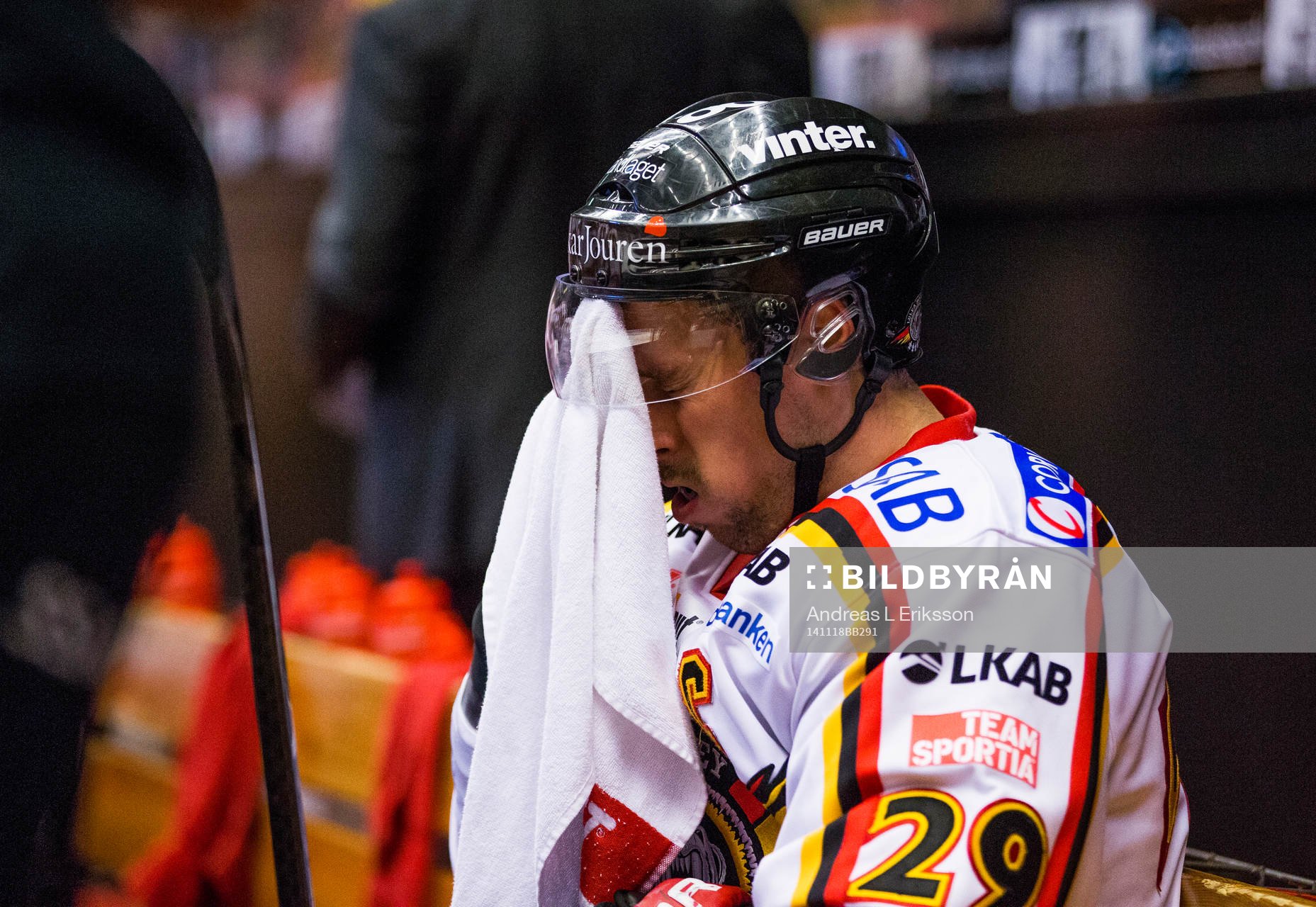 Luleås Chris Abbott torkar svetten från pannan i