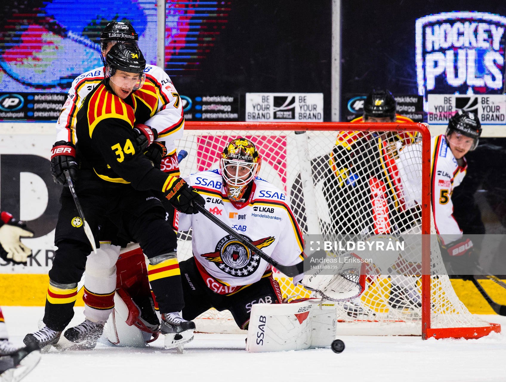 Brynäs Daniel Brodin framför Luleås målvakt Joel