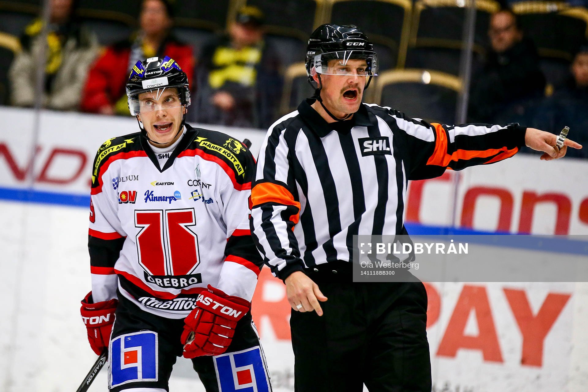 Örebros Ville Viitaluoma och domaren Mikael Nord