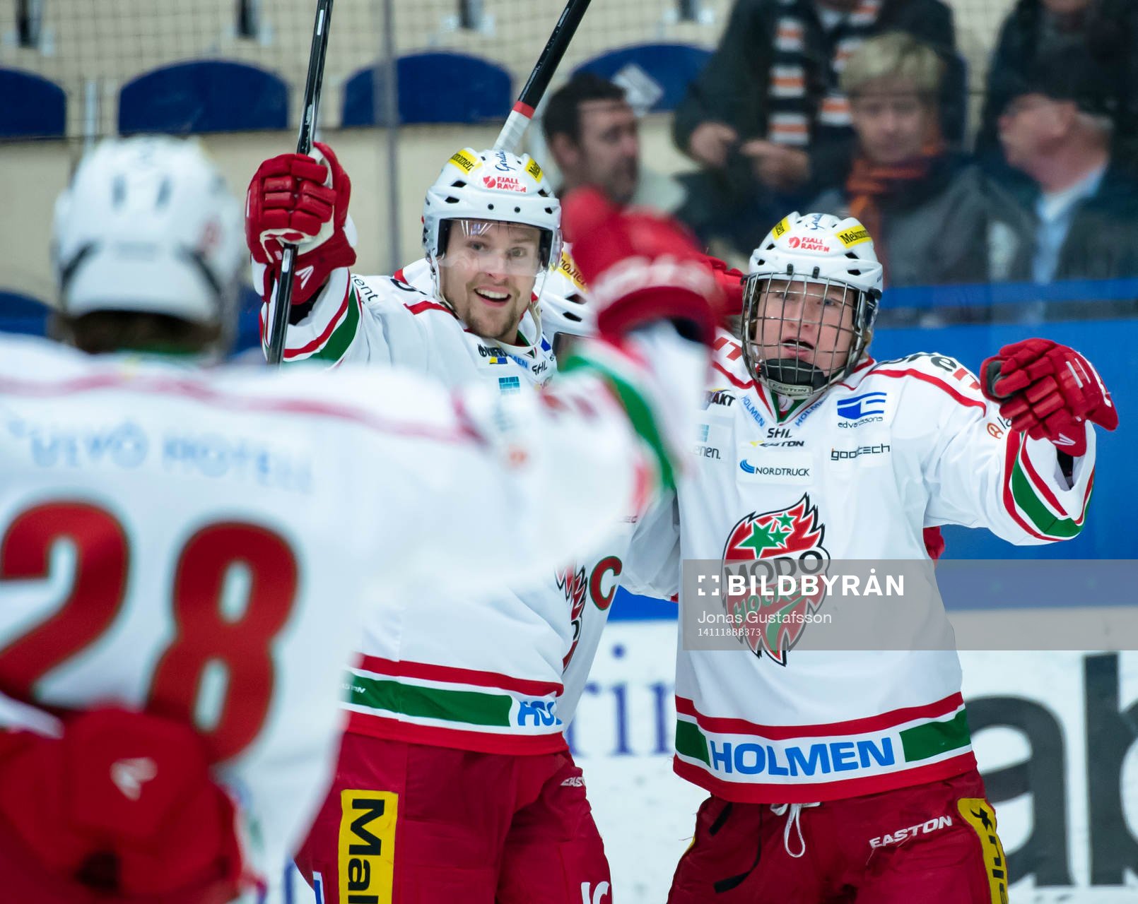 Modos Carl Grundström jublar